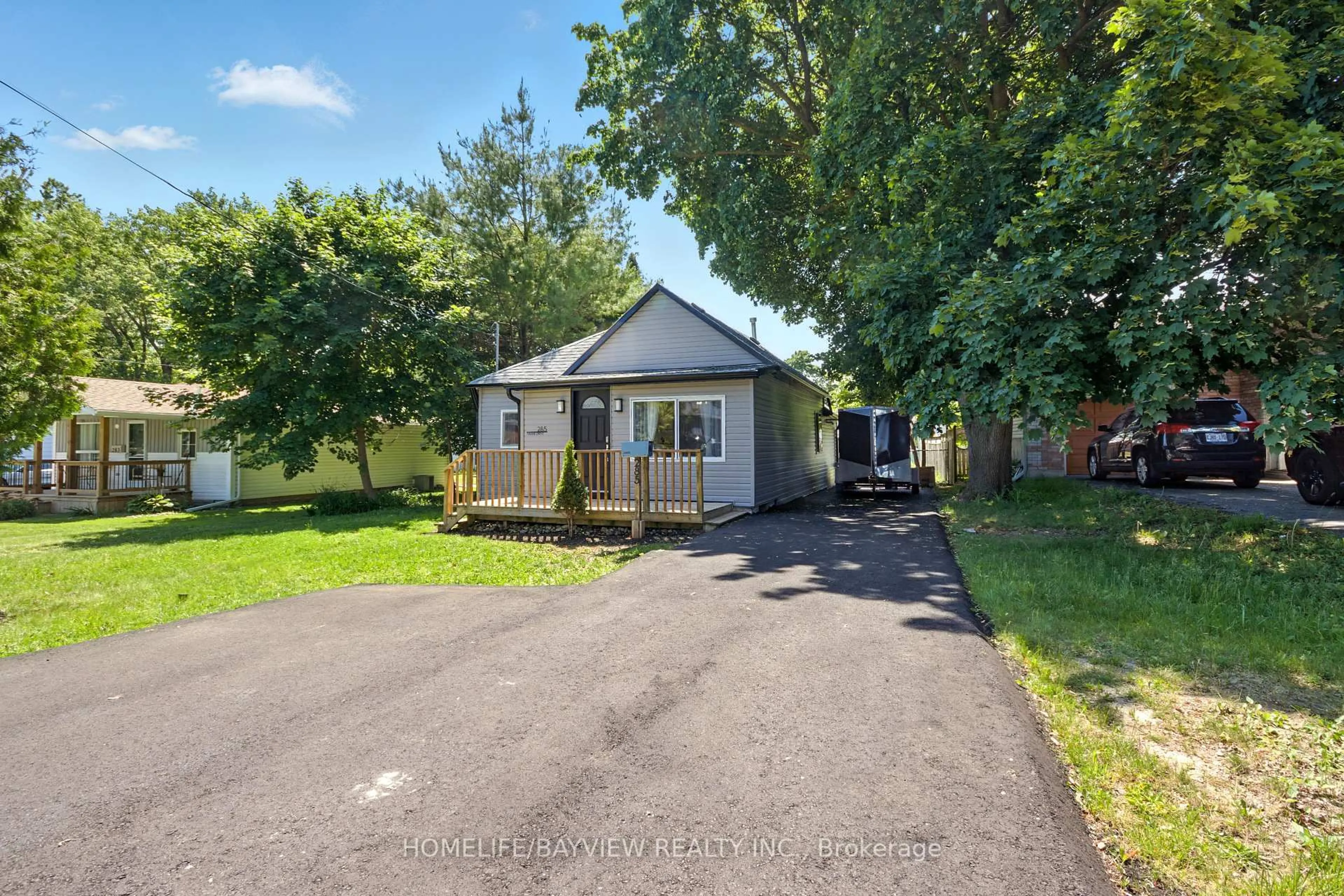 A pic from outside/outdoor area/front of a property/back of a property/a pic from drone, street for 285 Miami Dr, Georgina Ontario L4P 2Z5