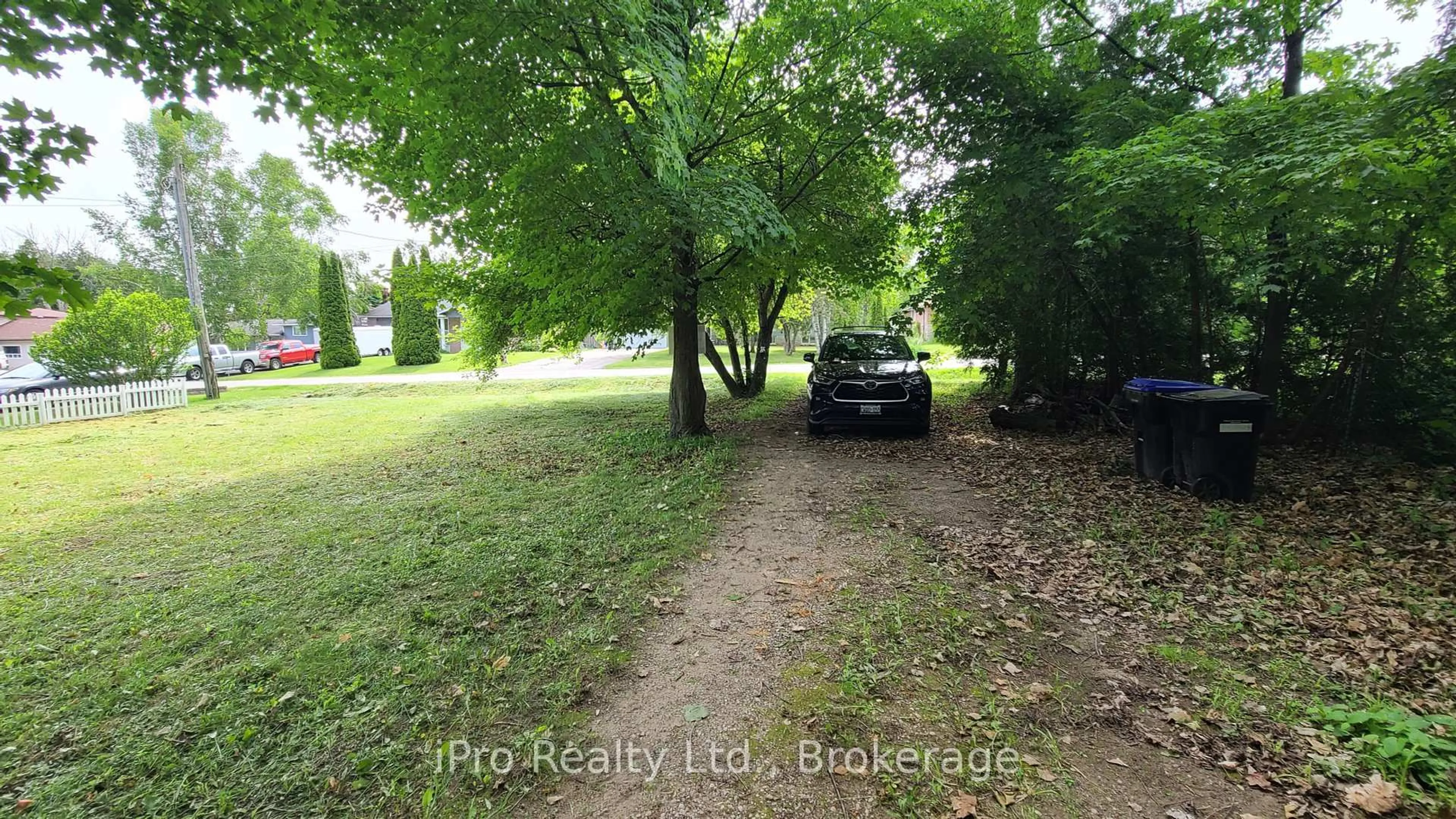 A pic from outside/outdoor area/front of a property/back of a property/a pic from drone, unknown for 1997 ST. PAUL Rd, Innisfil Ontario L9S 1T6