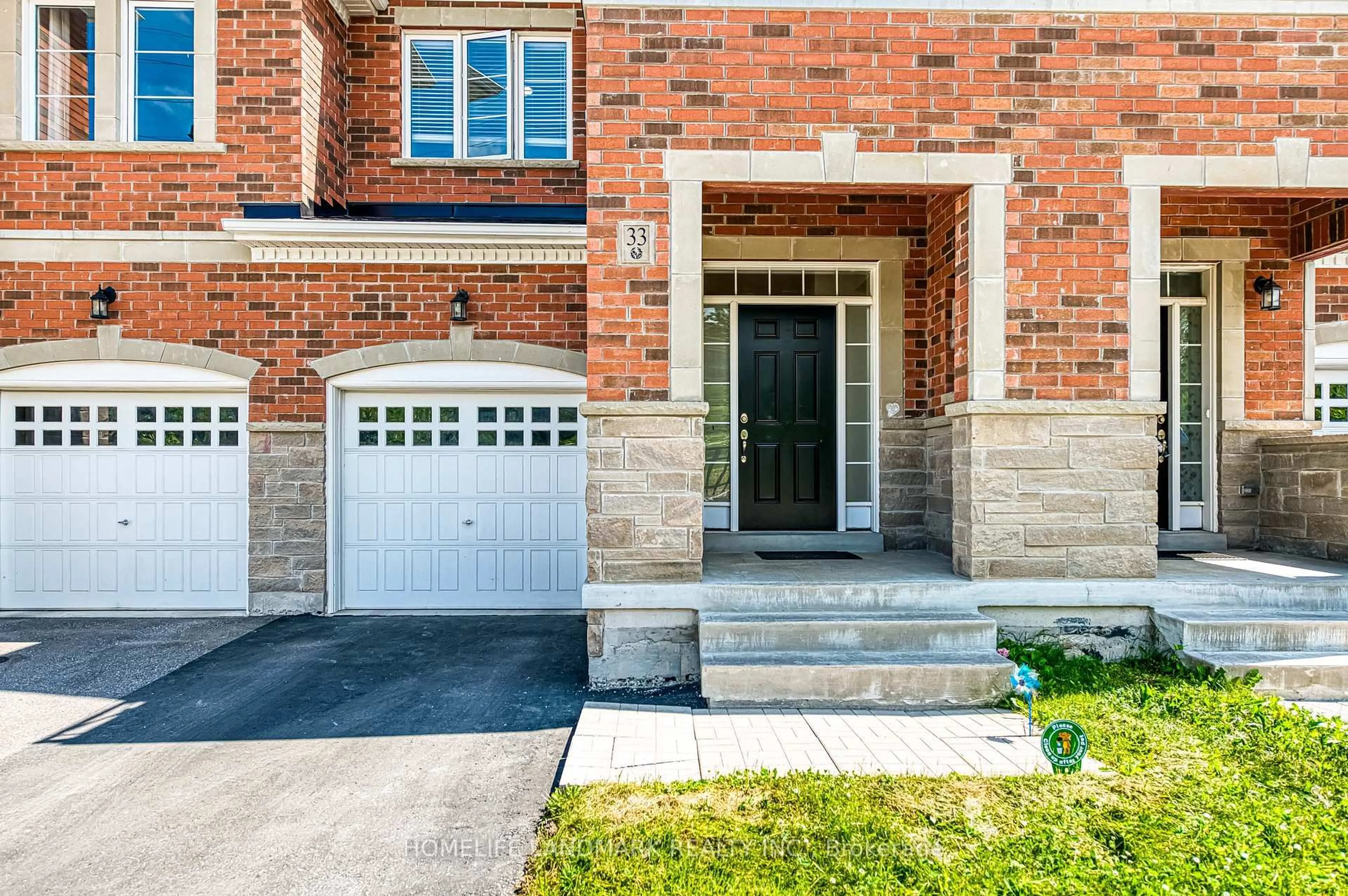Home with brick exterior material, street for 33 Thornapple Lane, Richmond Hill Ontario L4E 1E7