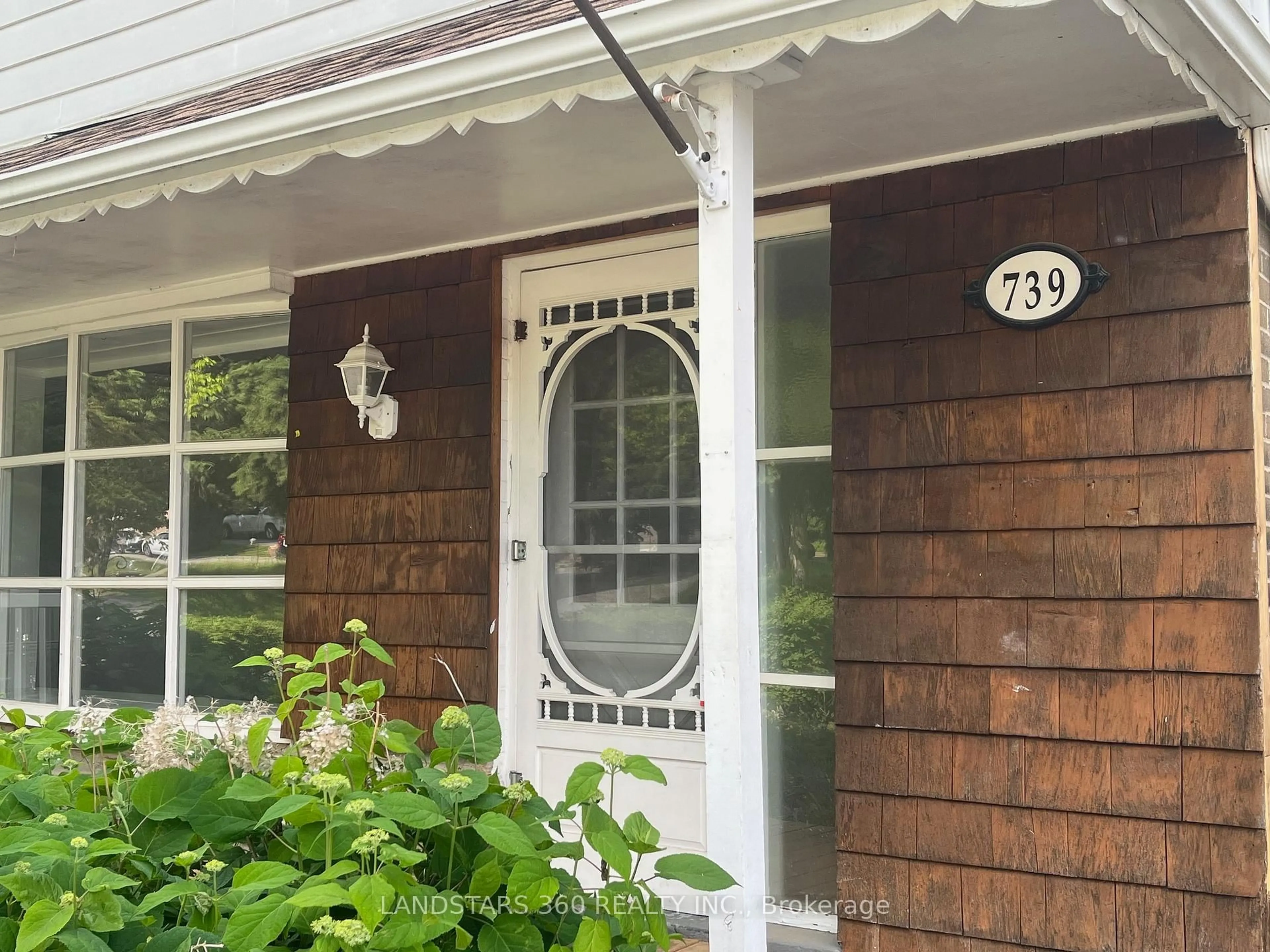 Home with vinyl exterior material, street for 739 Sunnypoint Dr, Newmarket Ontario L3Y 2Z7