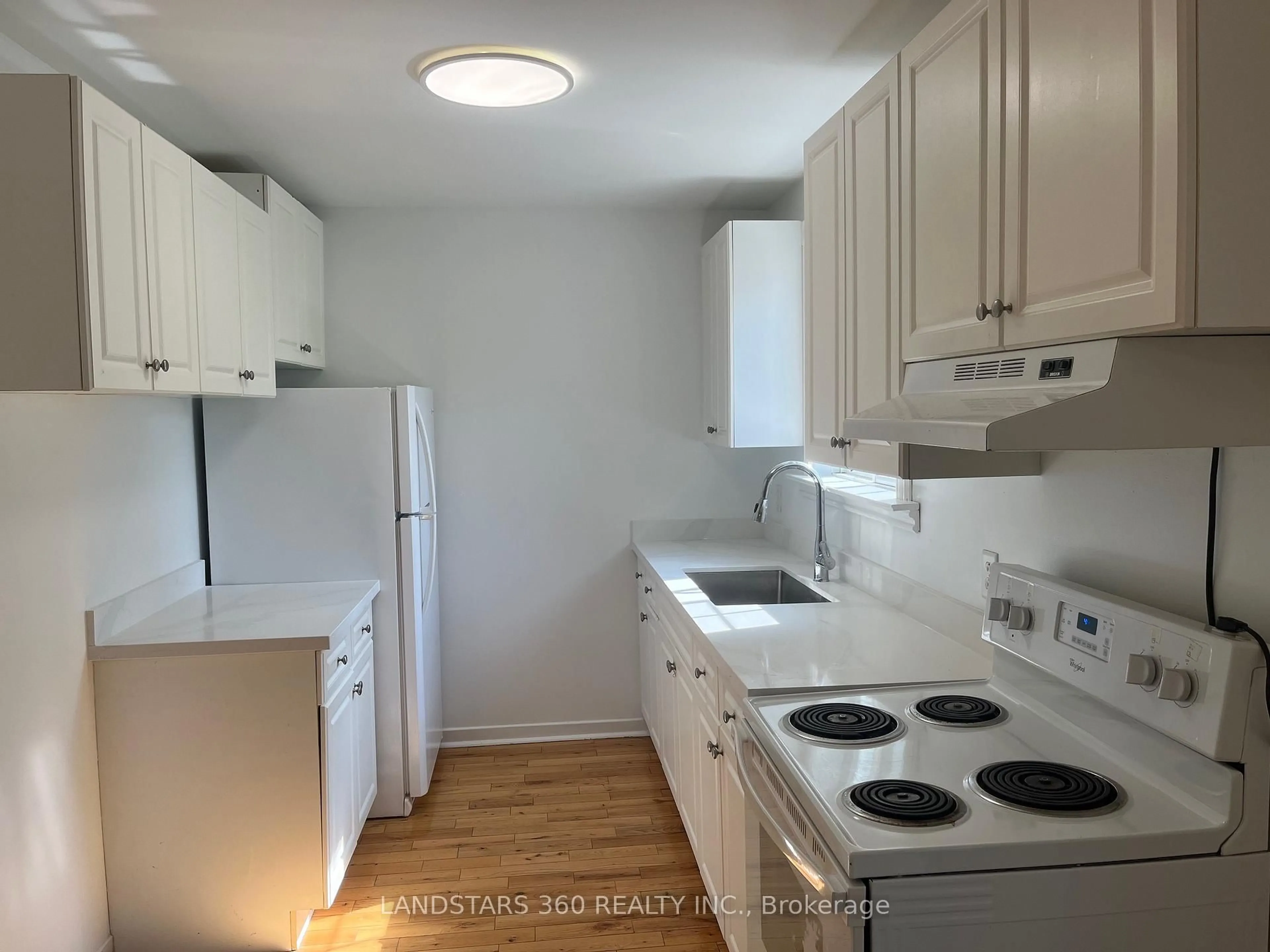 Standard kitchen, unknown for 739 Sunnypoint Dr, Newmarket Ontario L3Y 2Z7
