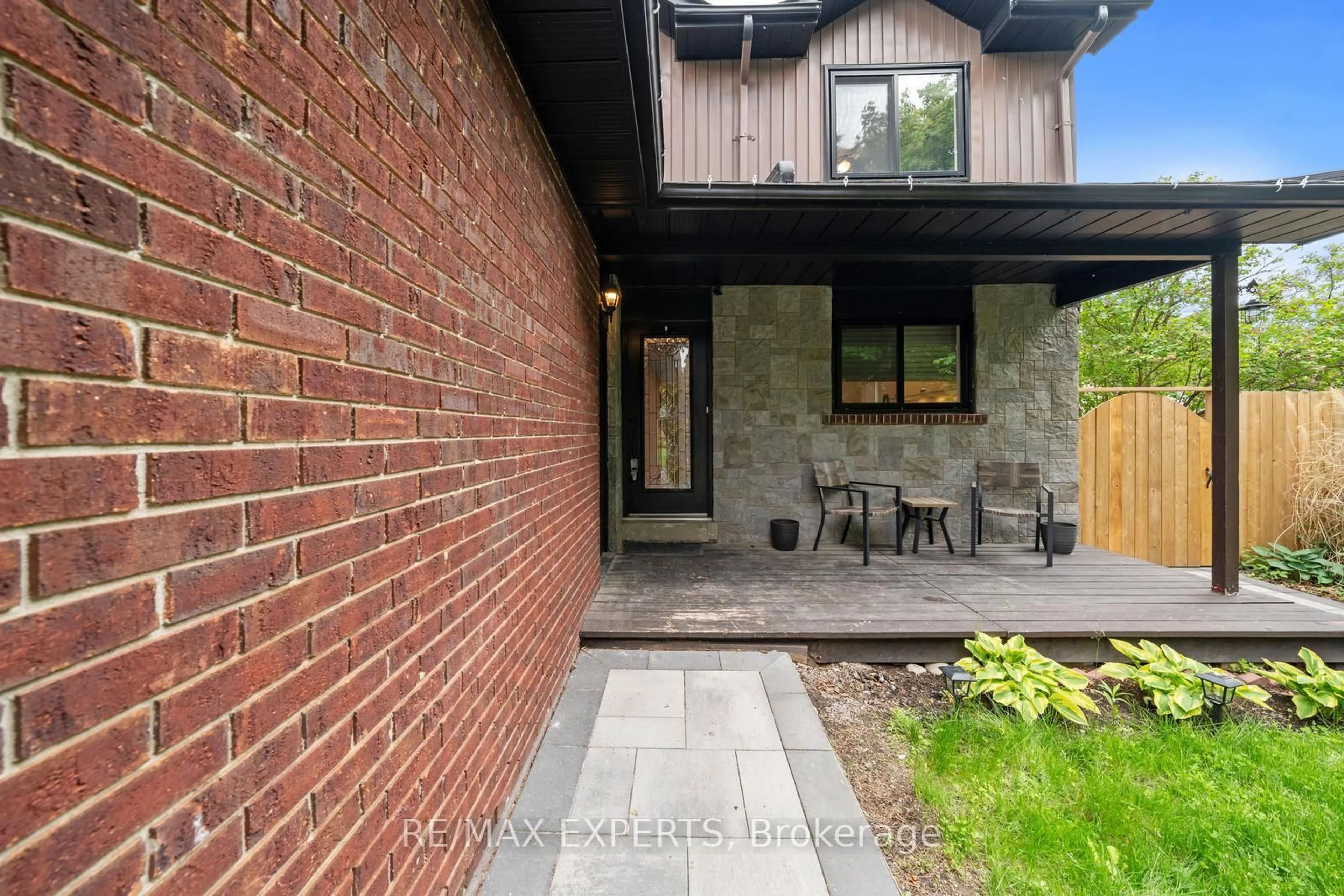 Home with brick exterior material, street for 17 PATRICIAN Crt, Bradford West Gwillimbury Ontario L3Z 1B4