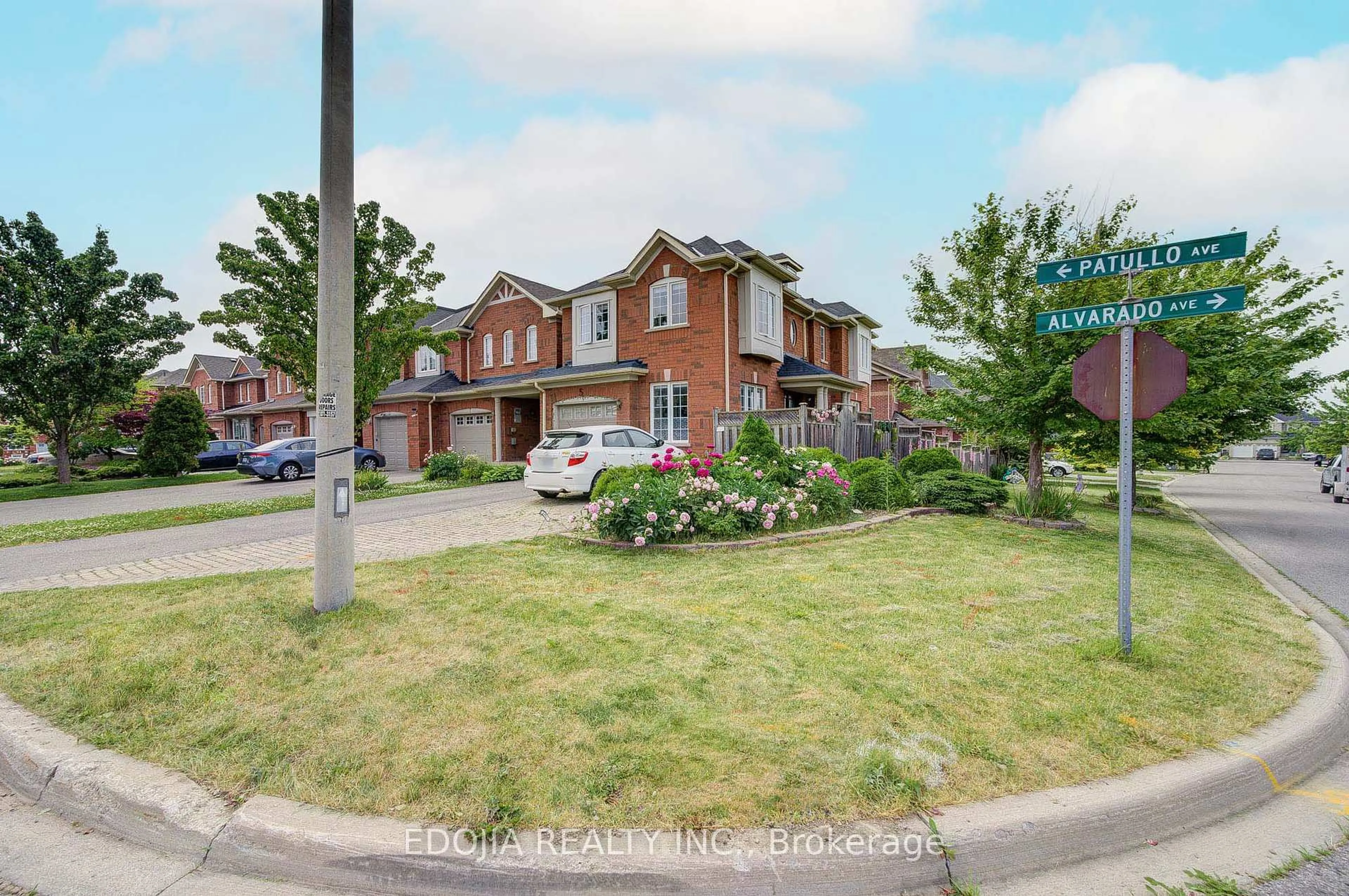 A pic from outside/outdoor area/front of a property/back of a property/a pic from drone, street for 5 Patullo Ave, Richmond Hill Ontario L4S 2S8