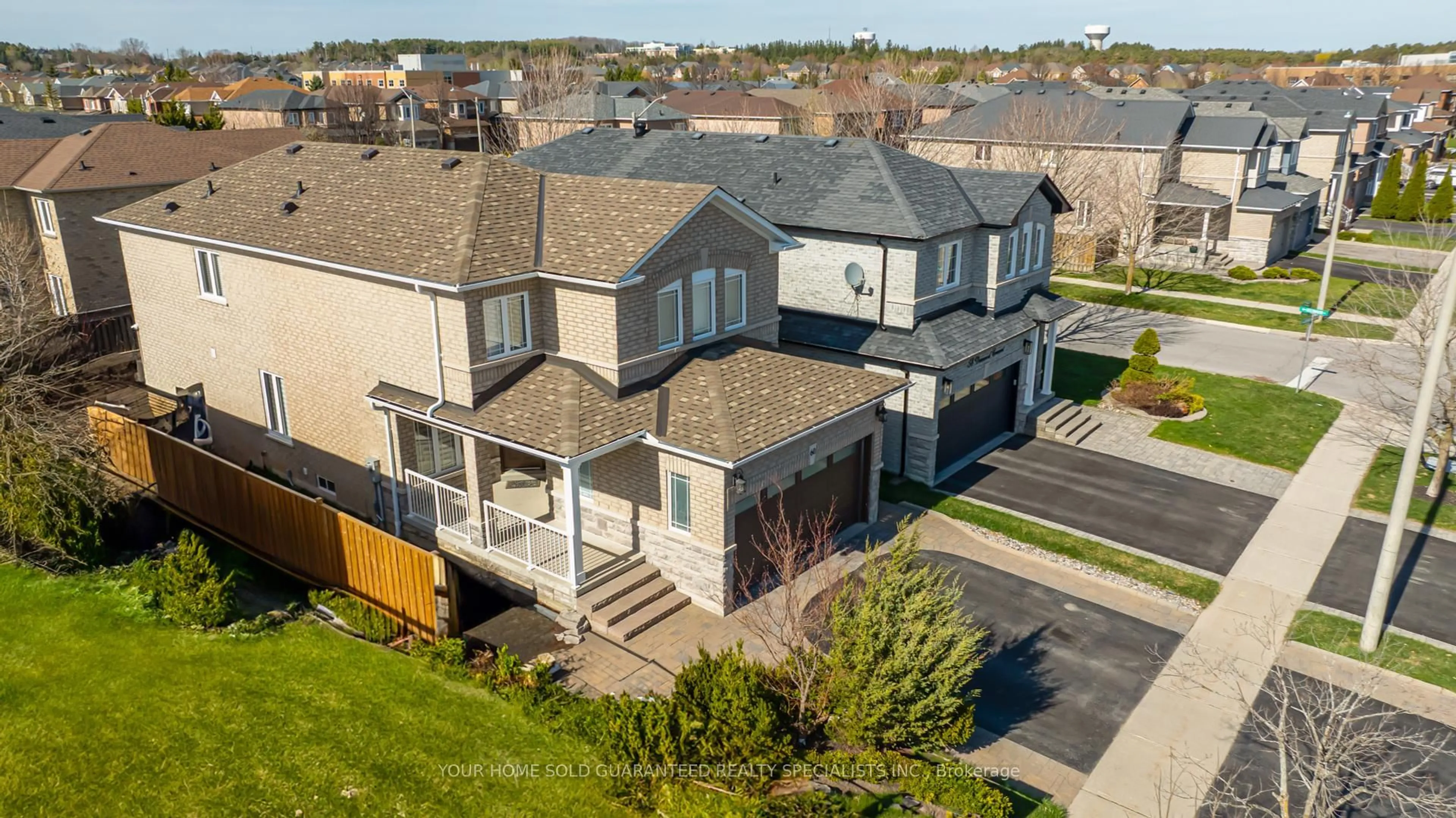 A pic from outside/outdoor area/front of a property/back of a property/a pic from drone, street for 60 Deerwood Cres, Richmond Hill Ontario L4E 4B5