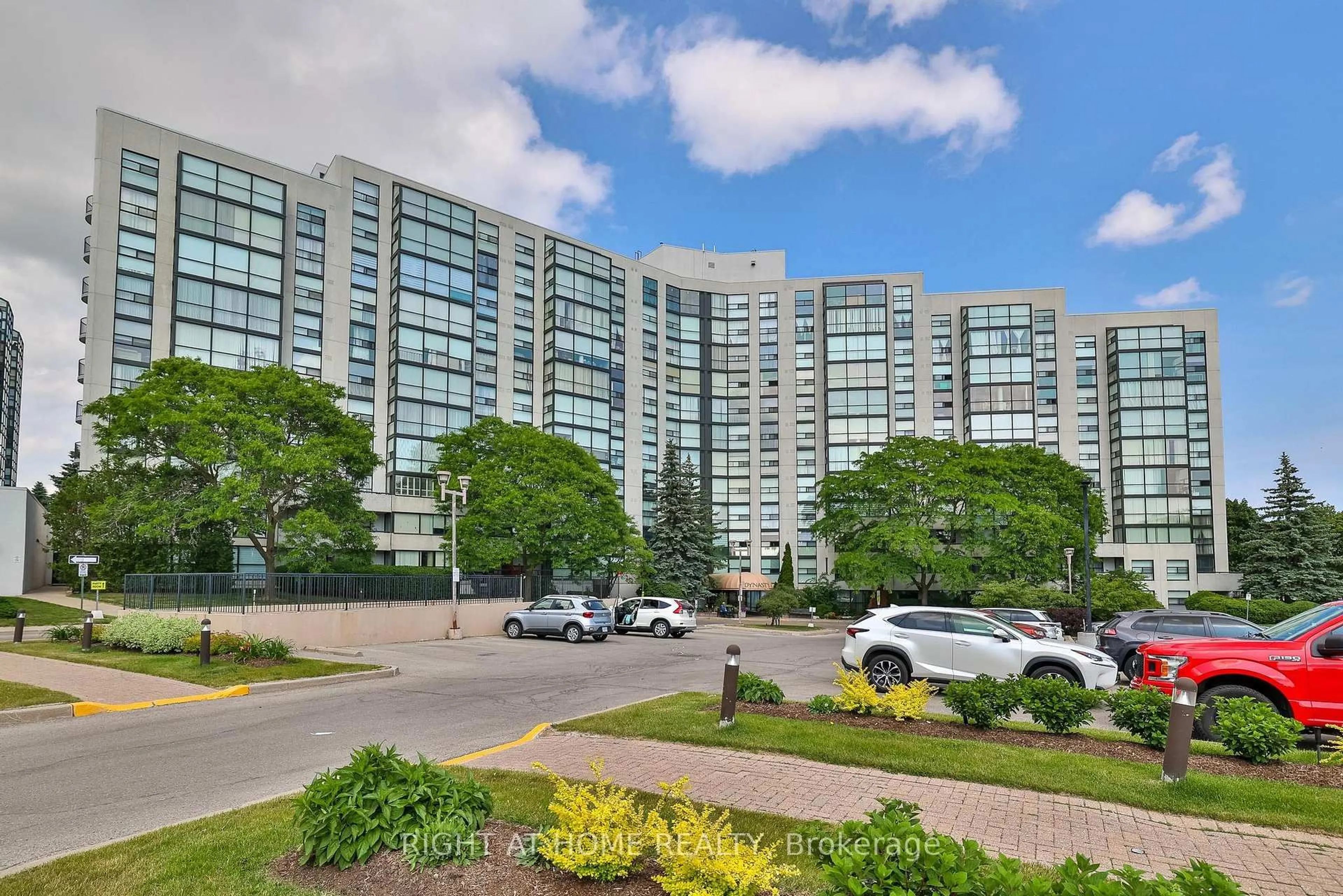 Indoor foyer for 30 Harding Blvd #802, Richmond Hill Ontario L4C 9M3