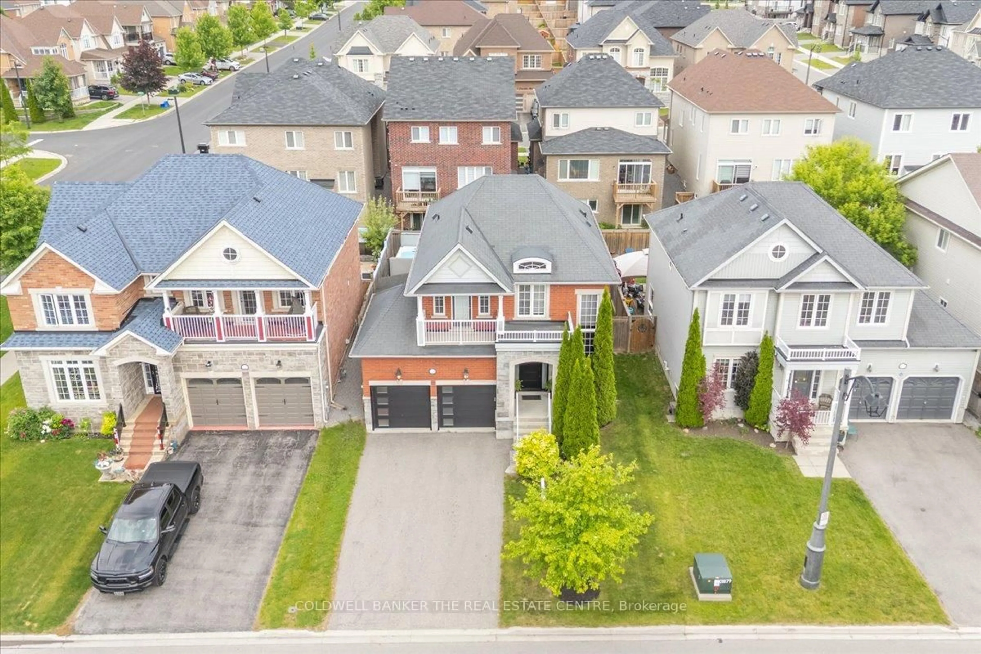 A pic from outside/outdoor area/front of a property/back of a property/a pic from drone, street for 114 Laurendale Ave, Georgina Ontario L4P 0C4