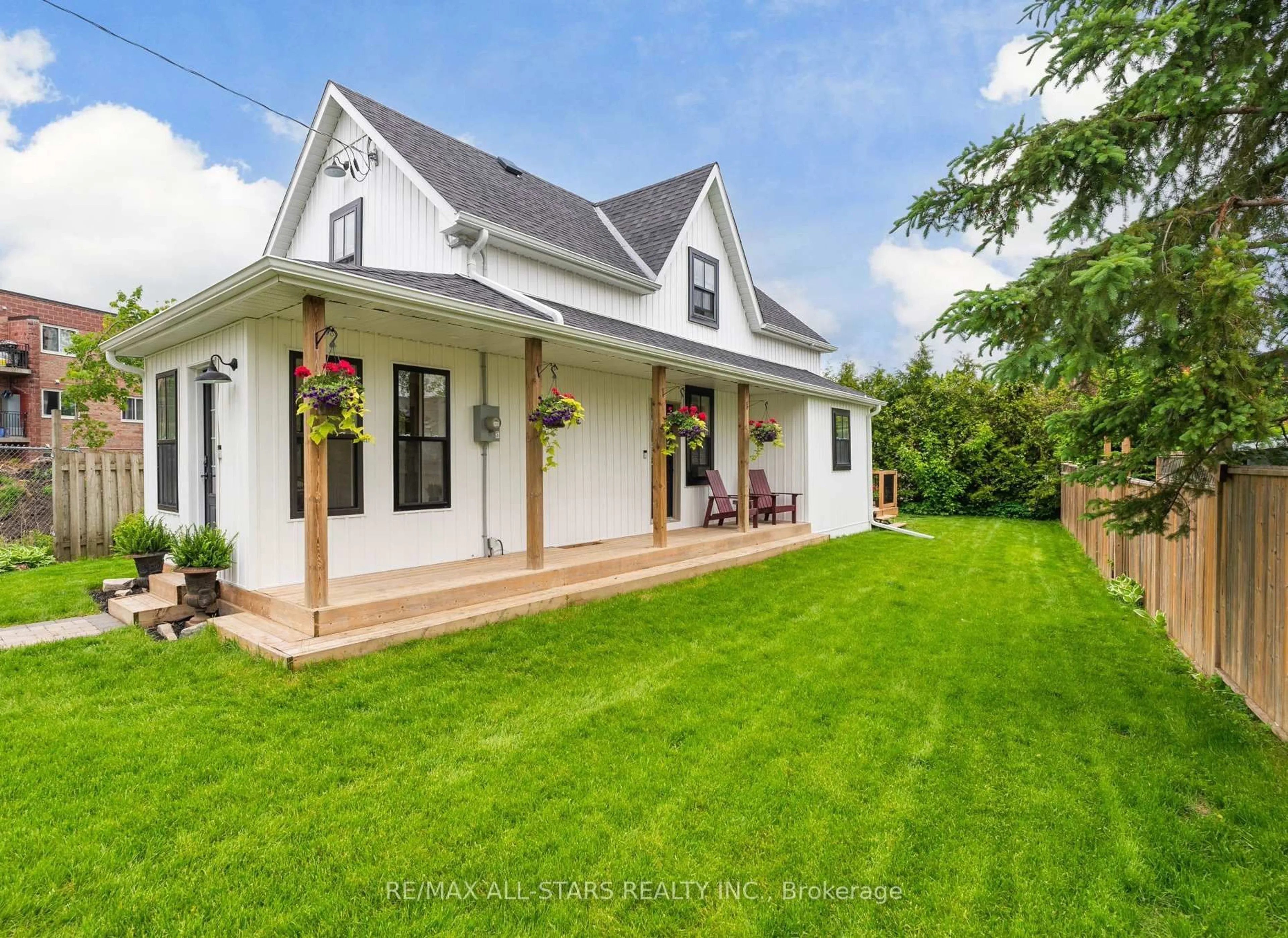 A pic from outside/outdoor area/front of a property/back of a property/a pic from drone, street for 31 King St, Uxbridge Ontario L9P 1E6