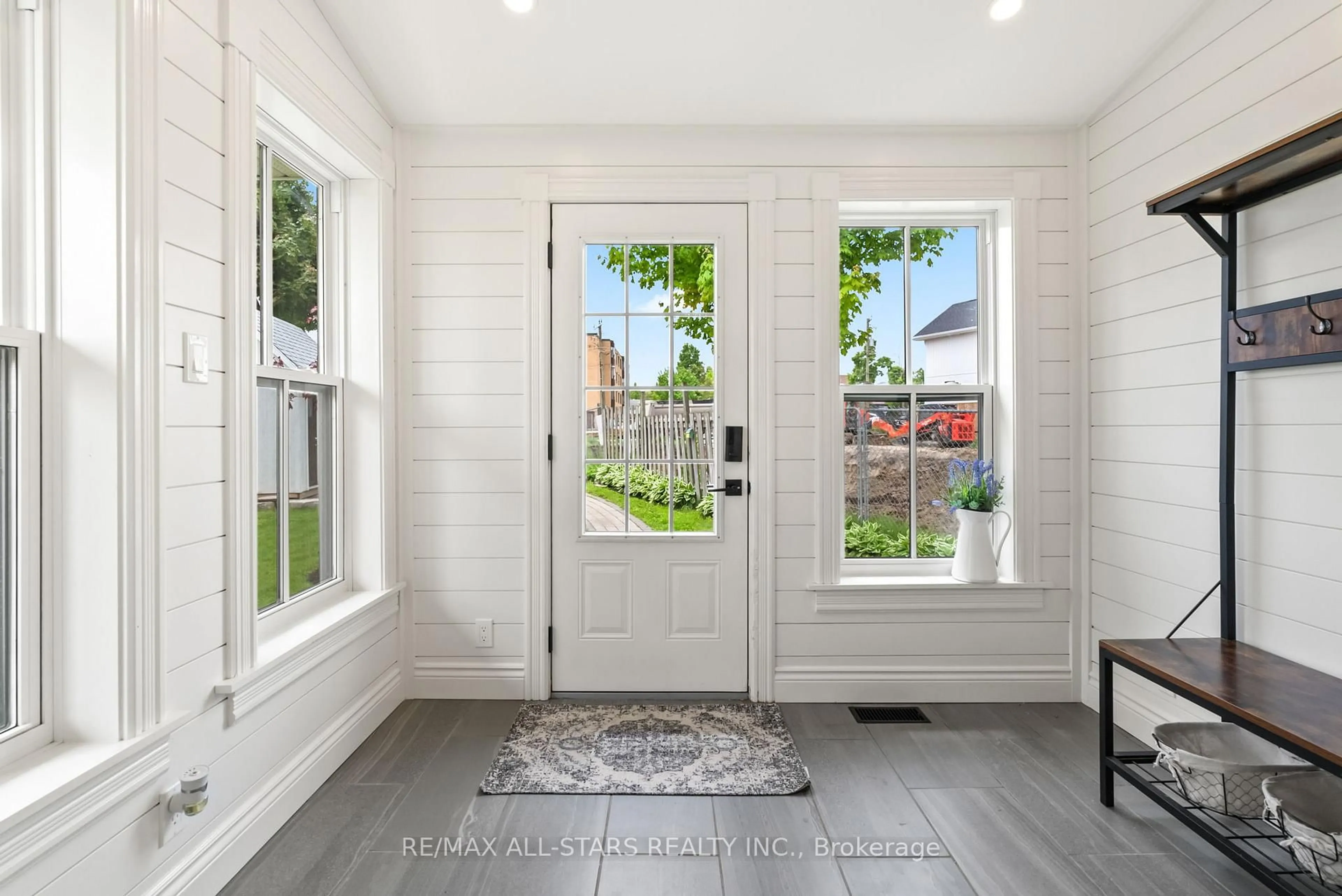 Indoor entryway for 31 King St, Uxbridge Ontario L9P 1E6
