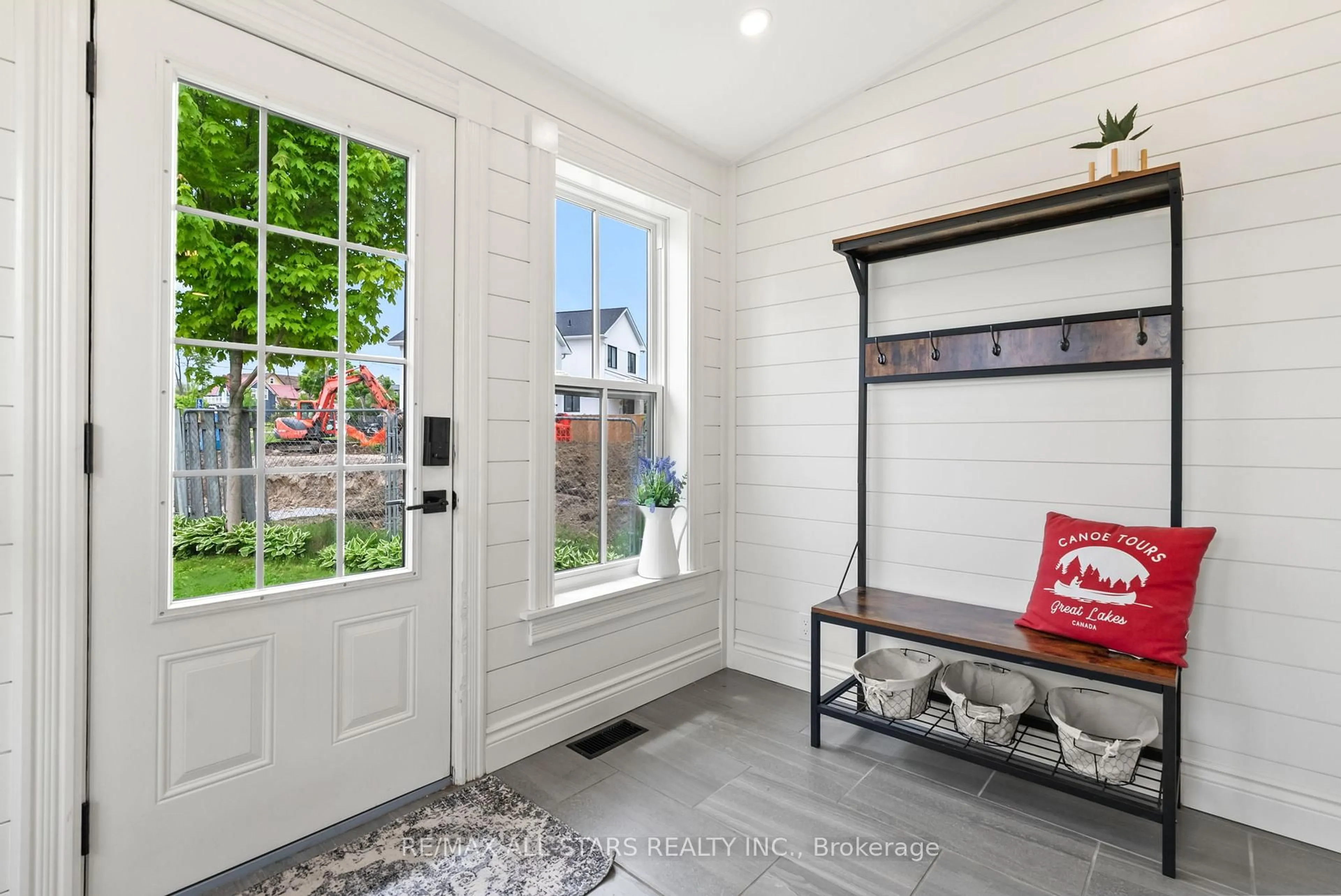 Indoor entryway for 31 King St, Uxbridge Ontario L9P 1E6