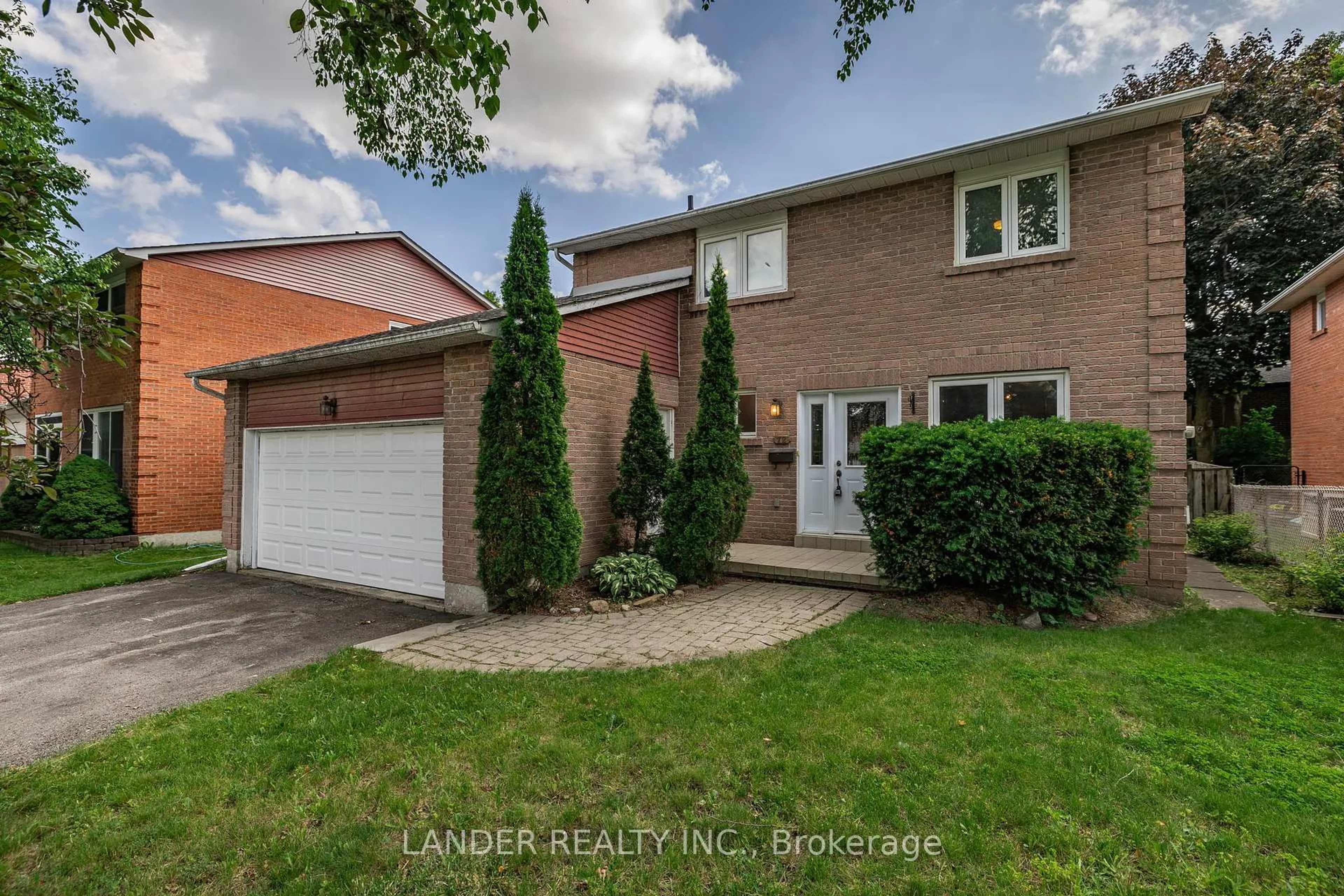 Home with brick exterior material, street for 72 London Rd, Newmarket Ontario L3Y 6A4