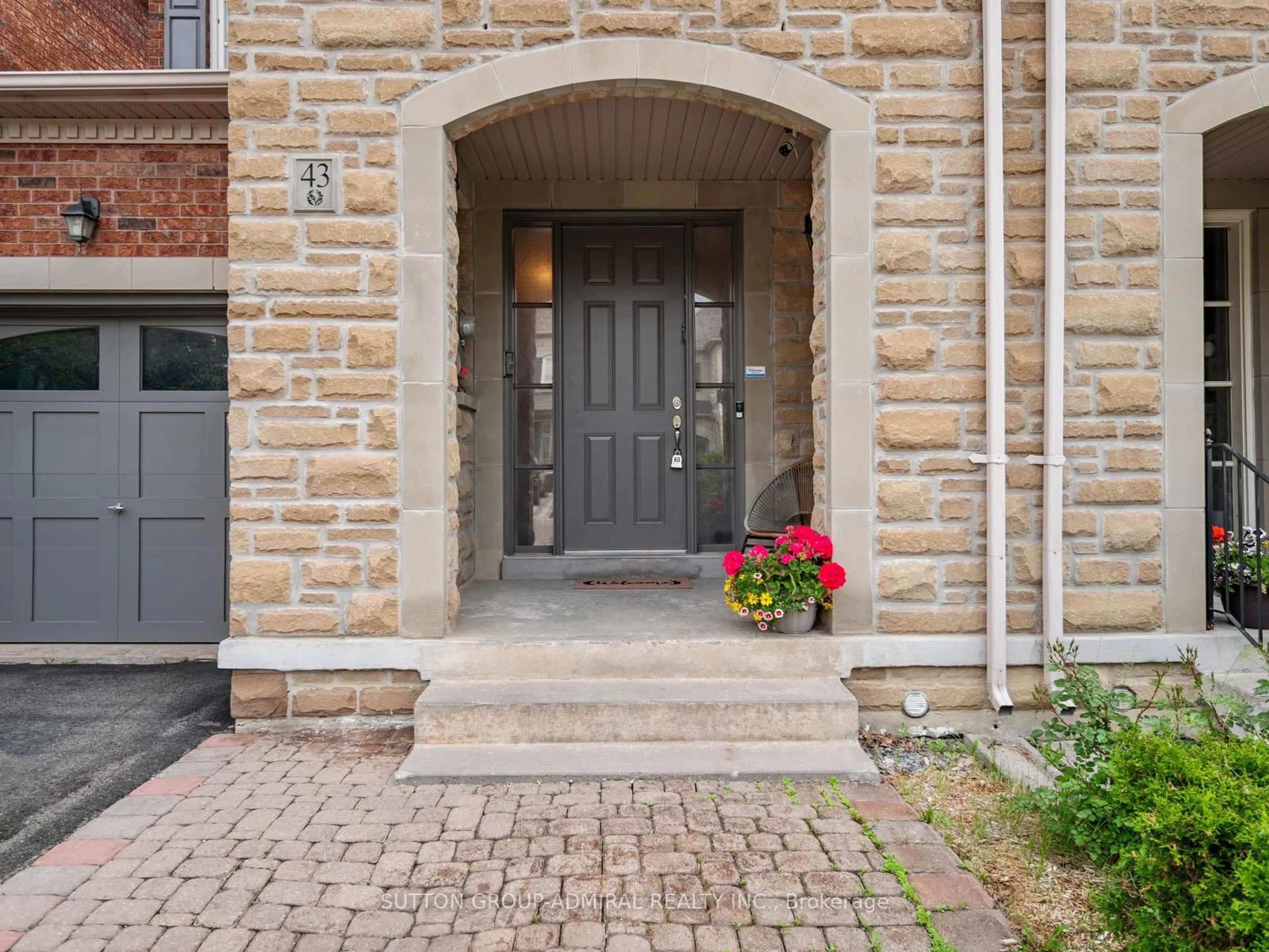 Indoor entryway for 43 Mill River Dr, Vaughan Ontario L6A 0Y9