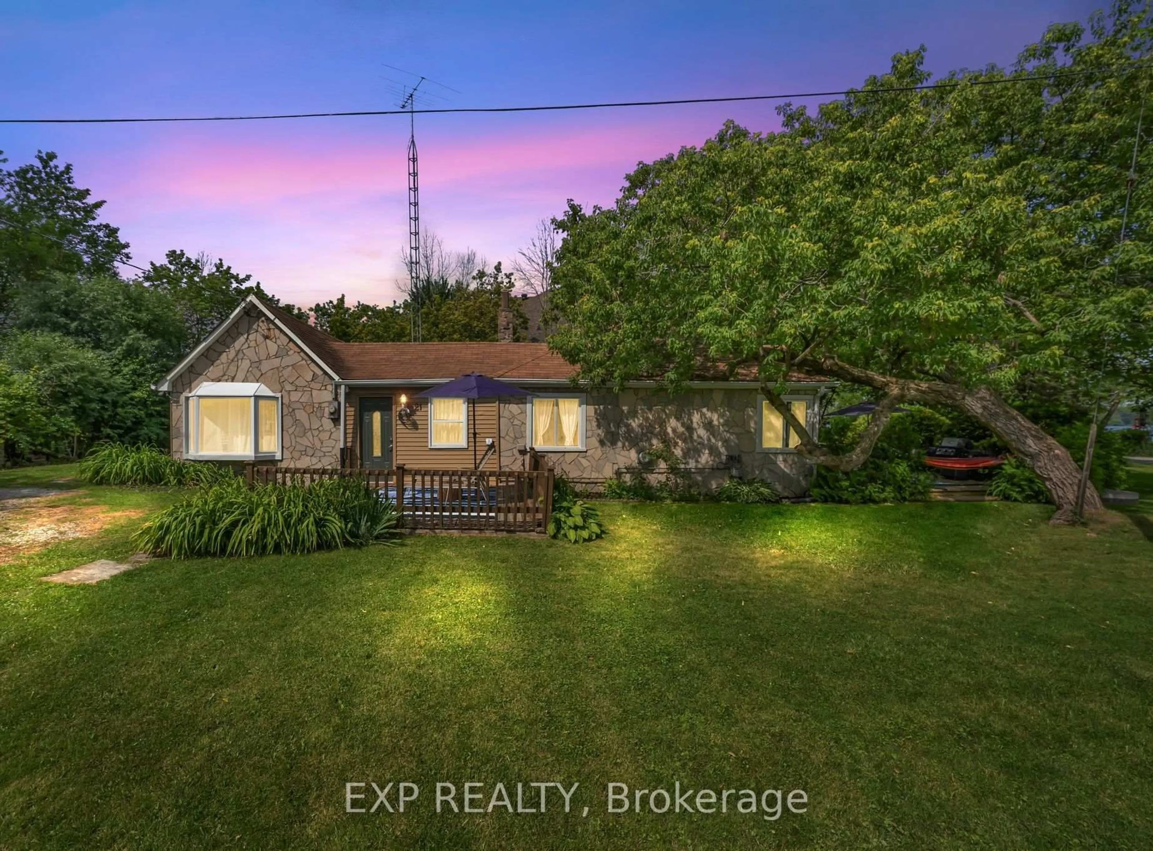 A pic from outside/outdoor area/front of a property/back of a property/a pic from drone, unknown for 21 Lake Dr, Georgina Ontario L4P 3E9