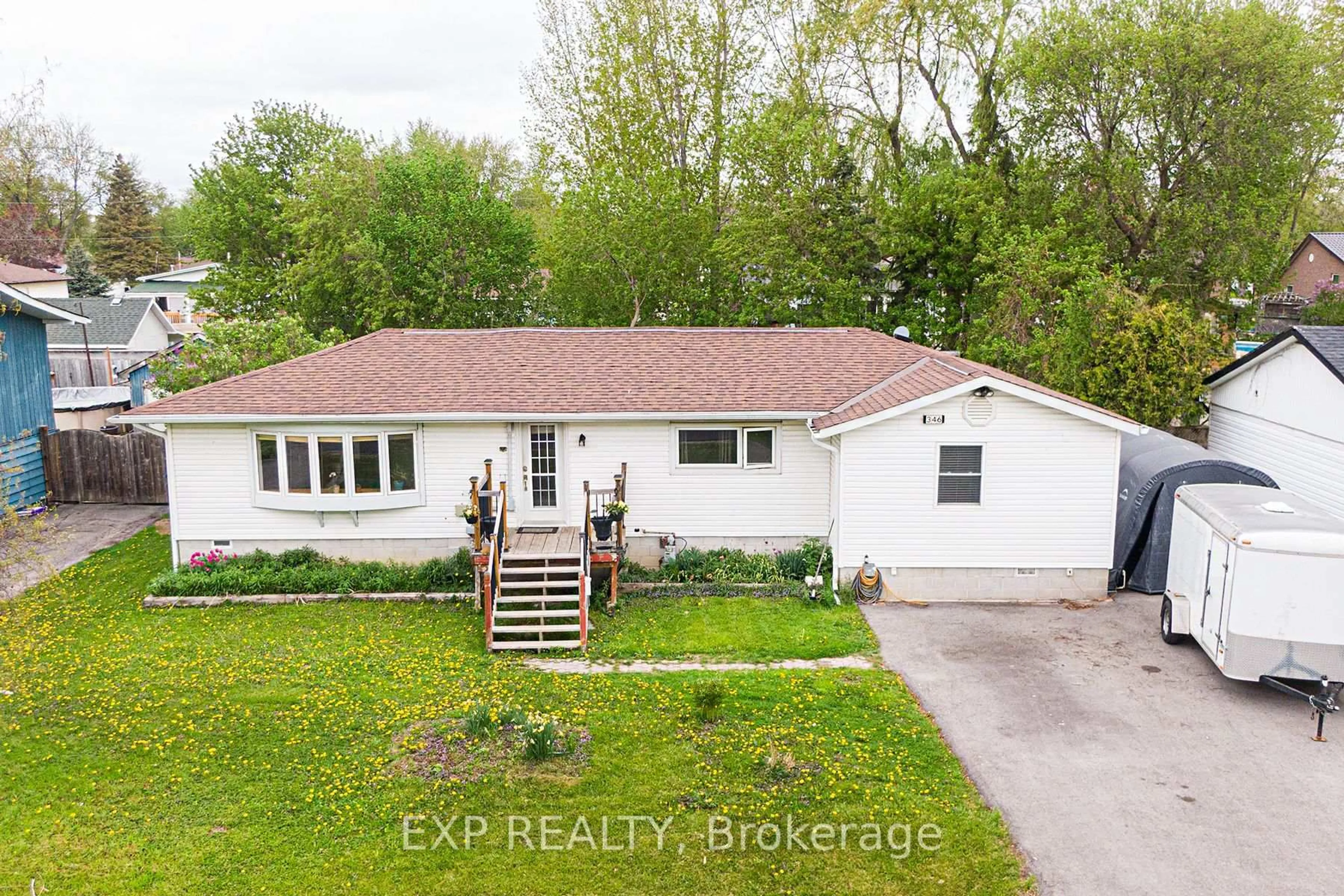 A pic from outside/outdoor area/front of a property/back of a property/a pic from drone, street for 346 Winnifred Dr, Georgina Ontario L4P 3B7