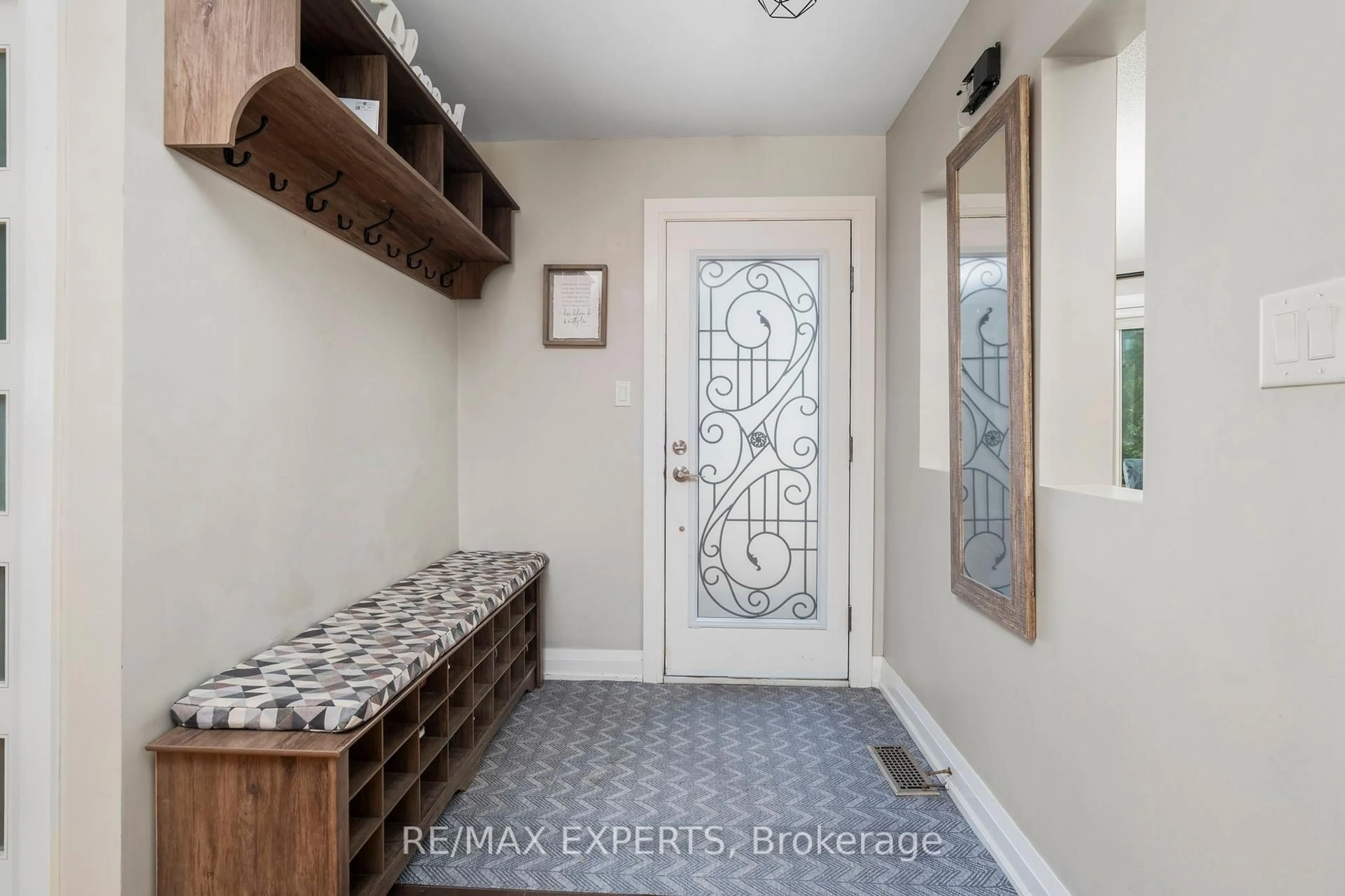 Indoor entryway for 231 Ridgefield Cres, Vaughan Ontario L6A 1J6
