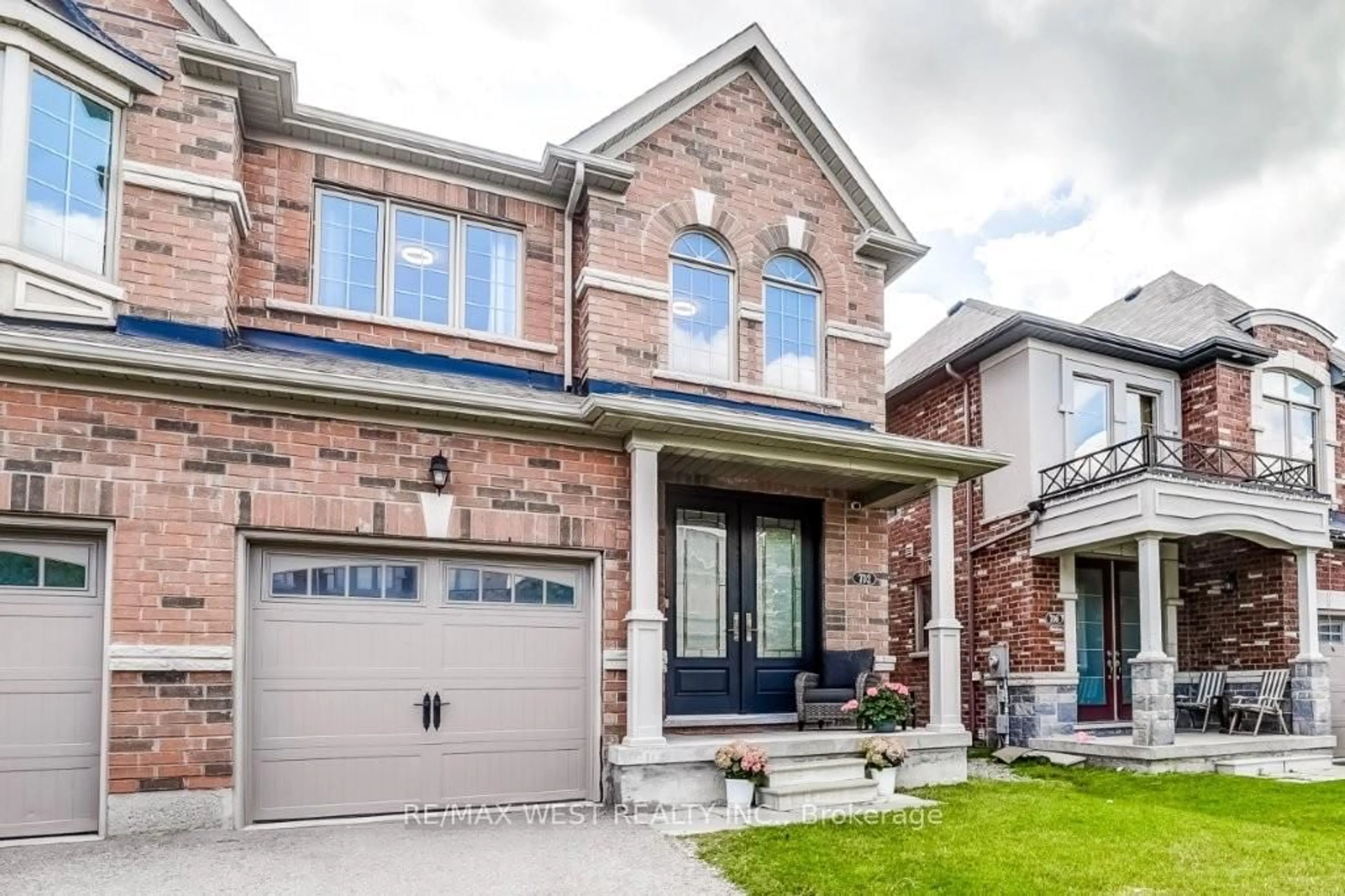 Home with brick exterior material, street for 702 Yarfield Cres, Newmarket Ontario L3X 0H4