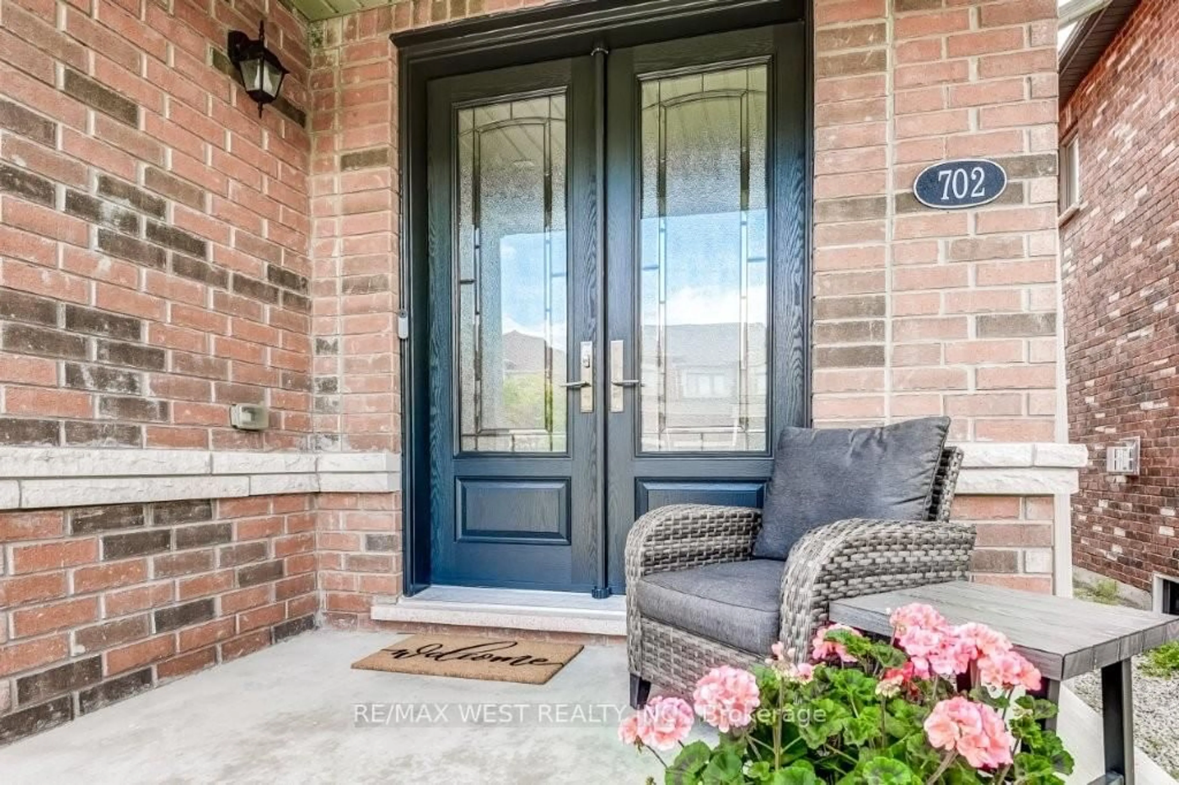 Indoor entryway for 702 Yarfield Cres, Newmarket Ontario L3X 0H4