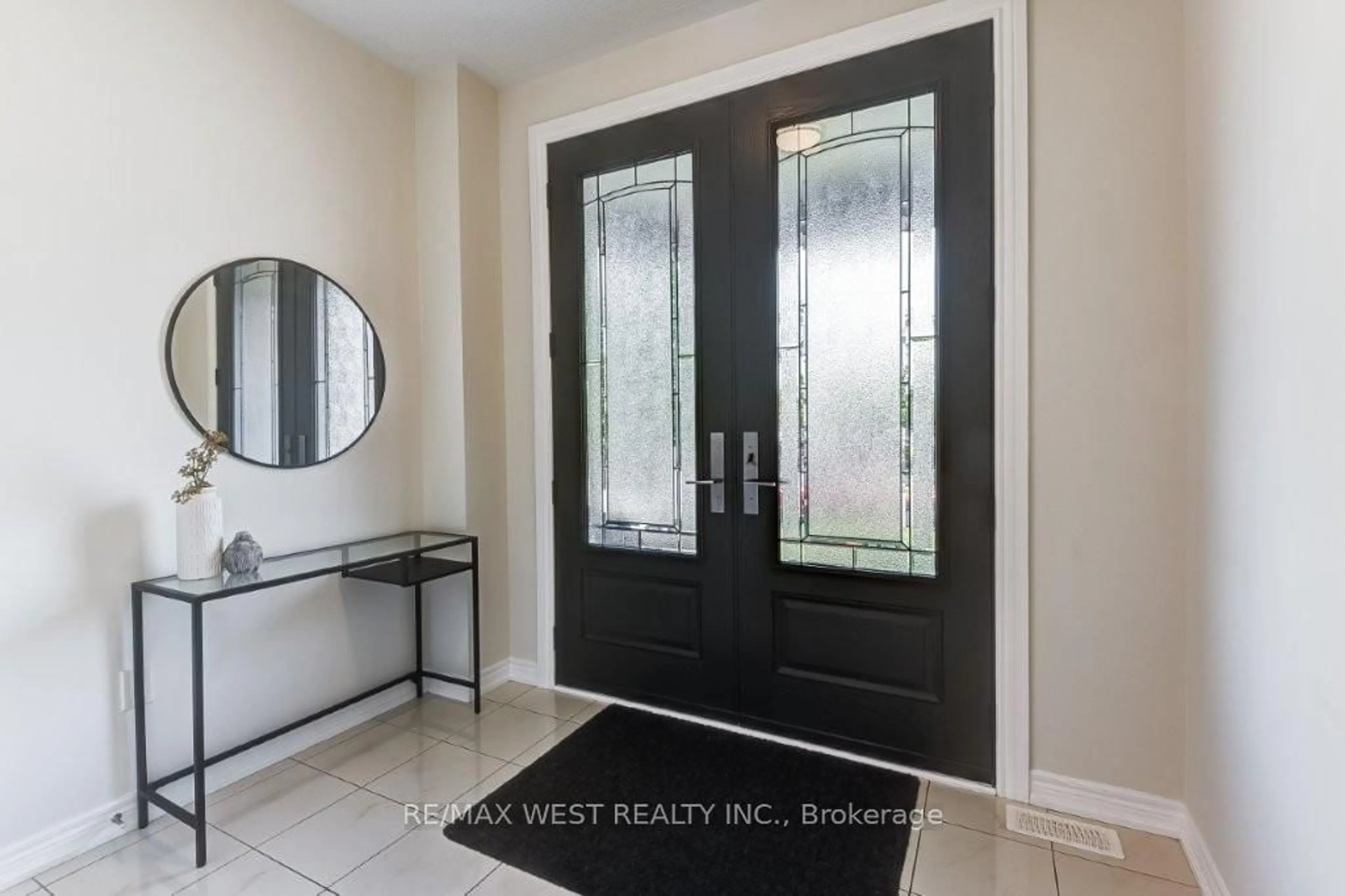 Indoor entryway for 702 Yarfield Cres, Newmarket Ontario L3X 0H4