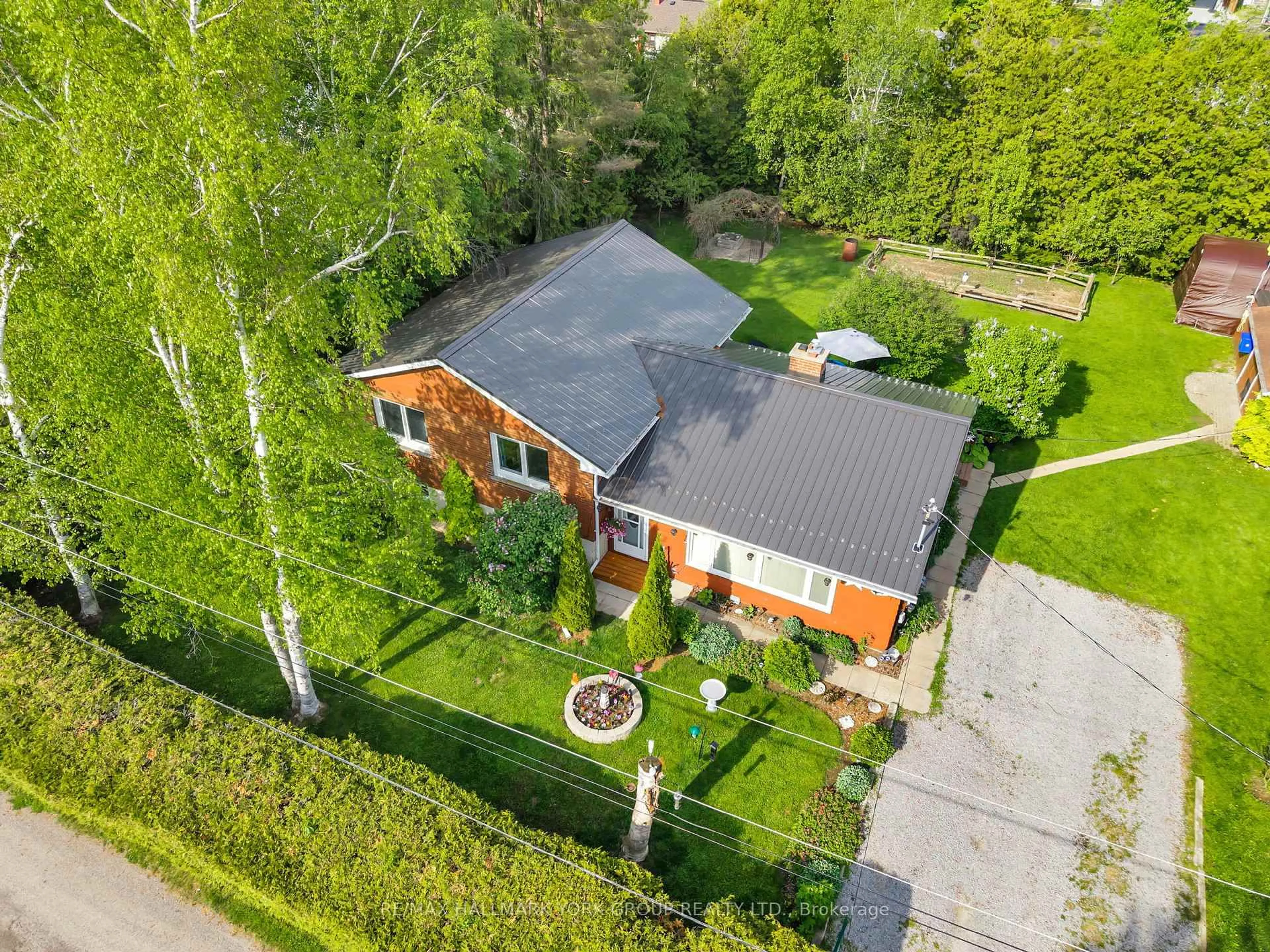 A pic from outside/outdoor area/front of a property/back of a property/a pic from drone, street for 49 Kay Ave, Georgina Ontario L0E 1N0