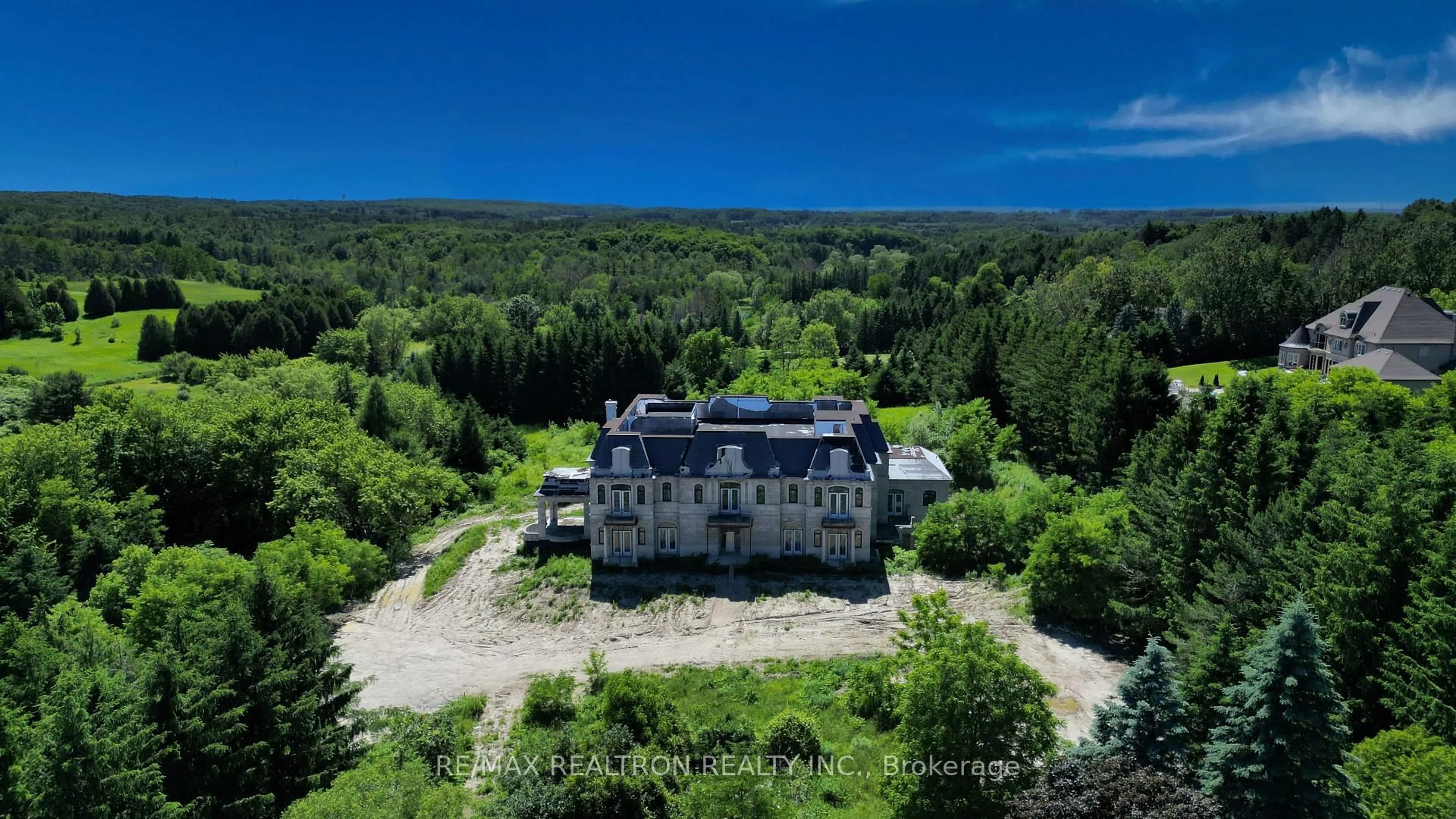 A pic from outside/outdoor area/front of a property/back of a property/a pic from drone, building for 15230 Keele St, King Ontario L7B 1A3