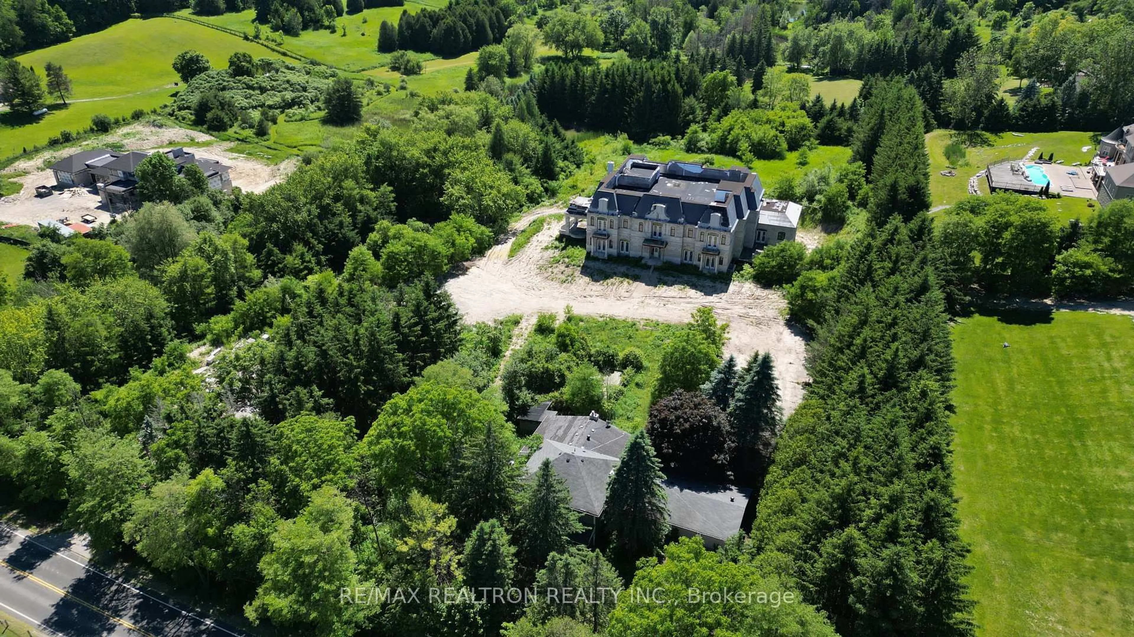 A pic from outside/outdoor area/front of a property/back of a property/a pic from drone, building for 15230 Keele St, King Ontario L7B 1A3