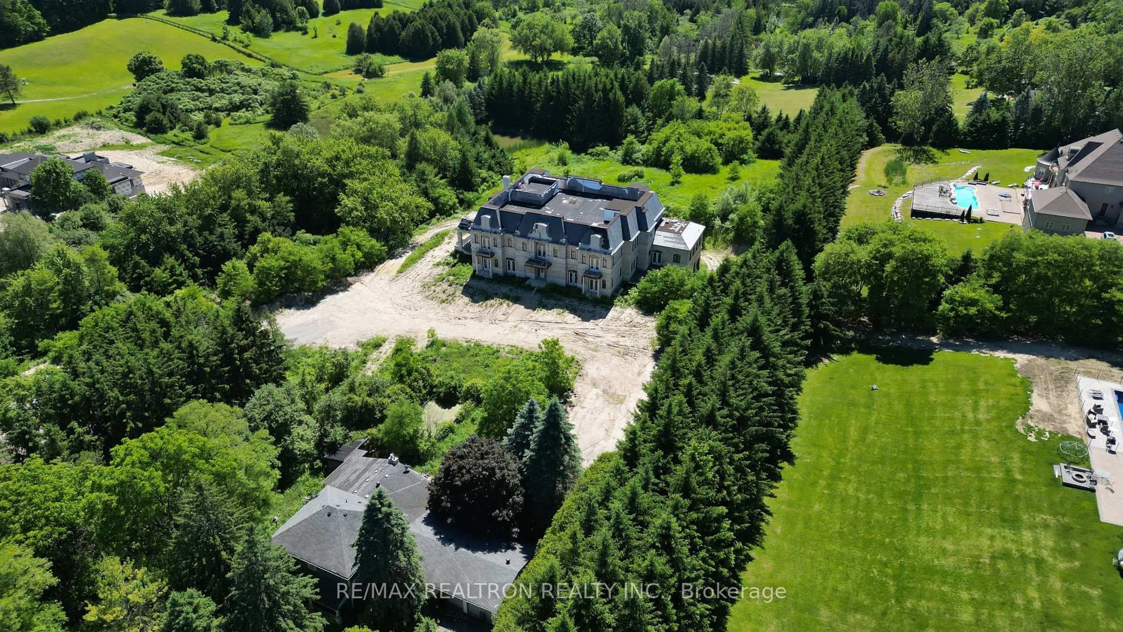 A pic from outside/outdoor area/front of a property/back of a property/a pic from drone, building for 15230 Keele St, King Ontario L7B 1A3
