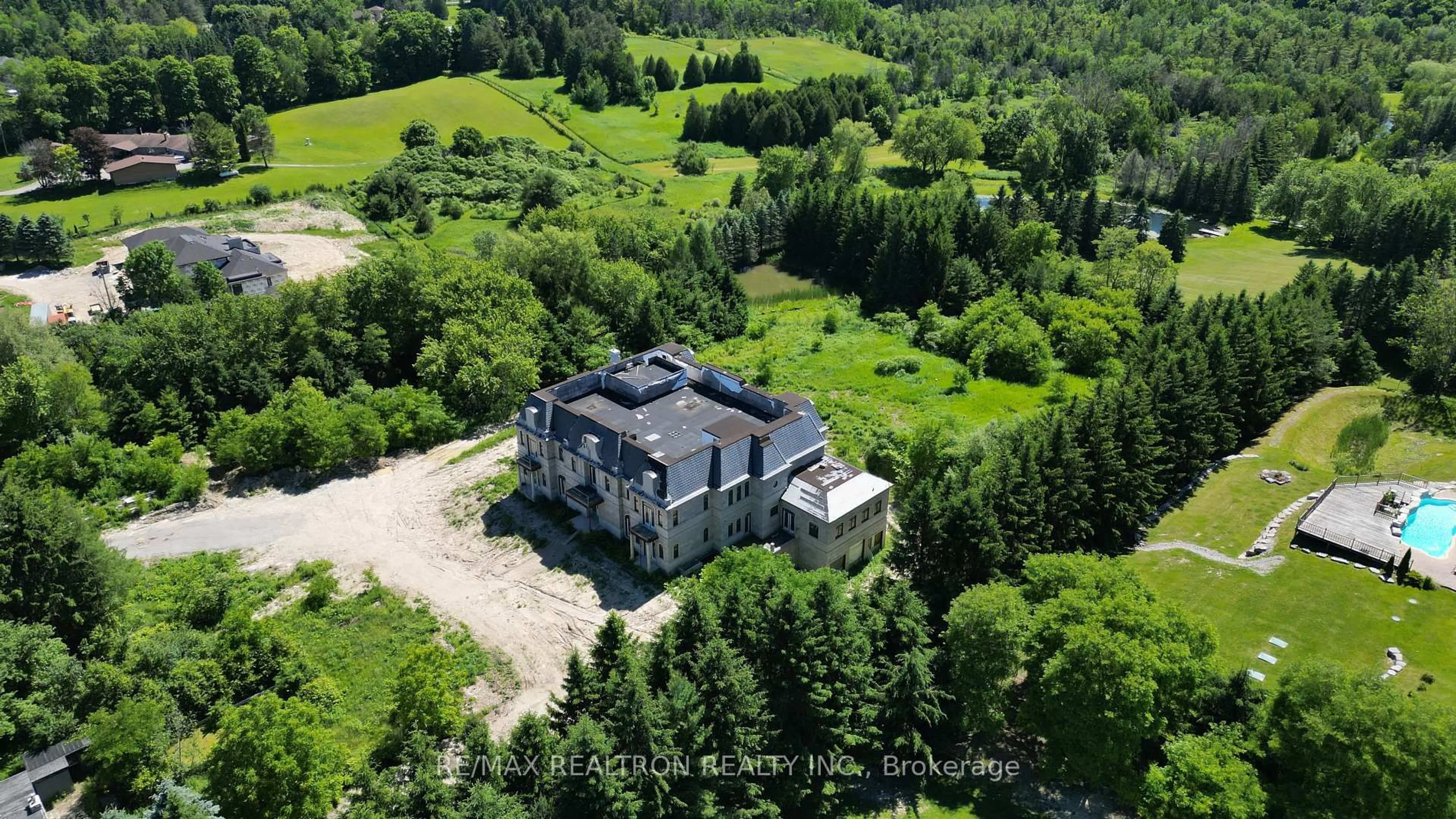 A pic from outside/outdoor area/front of a property/back of a property/a pic from drone, building for 15230 Keele St, King Ontario L7B 1A3