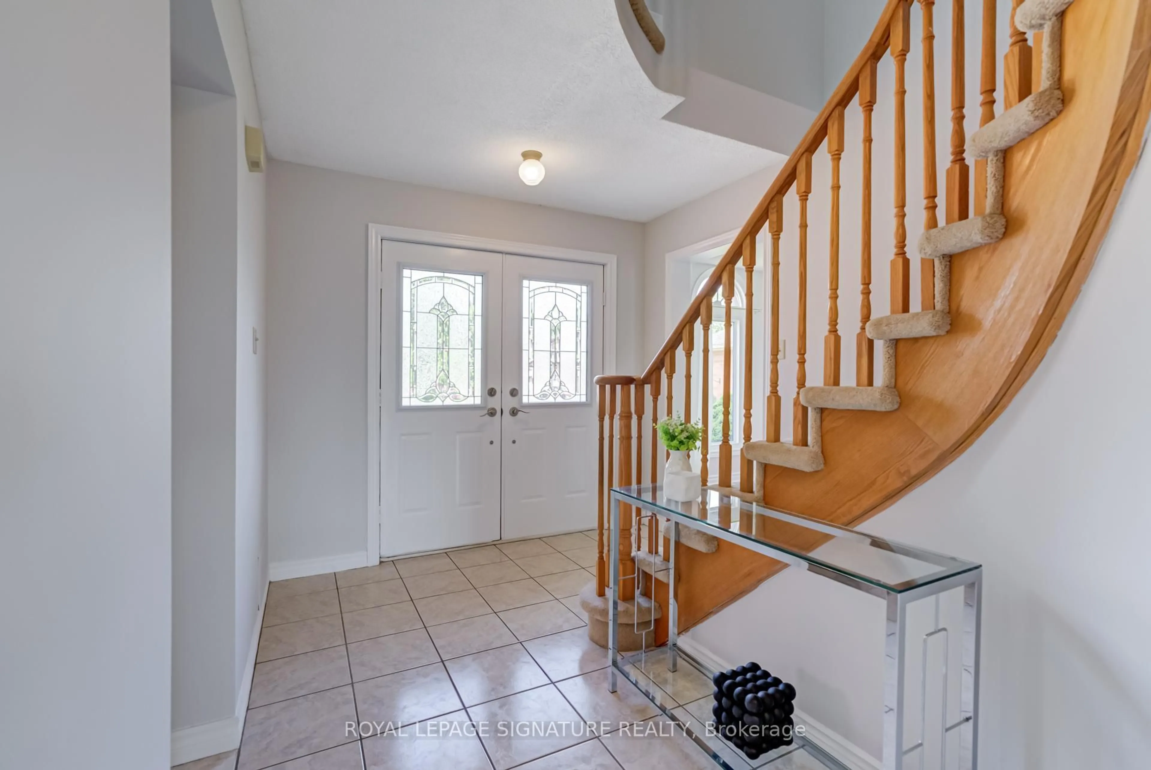 Indoor entryway for 376 Traviss Dr, Newmarket Ontario L3Y 7J6