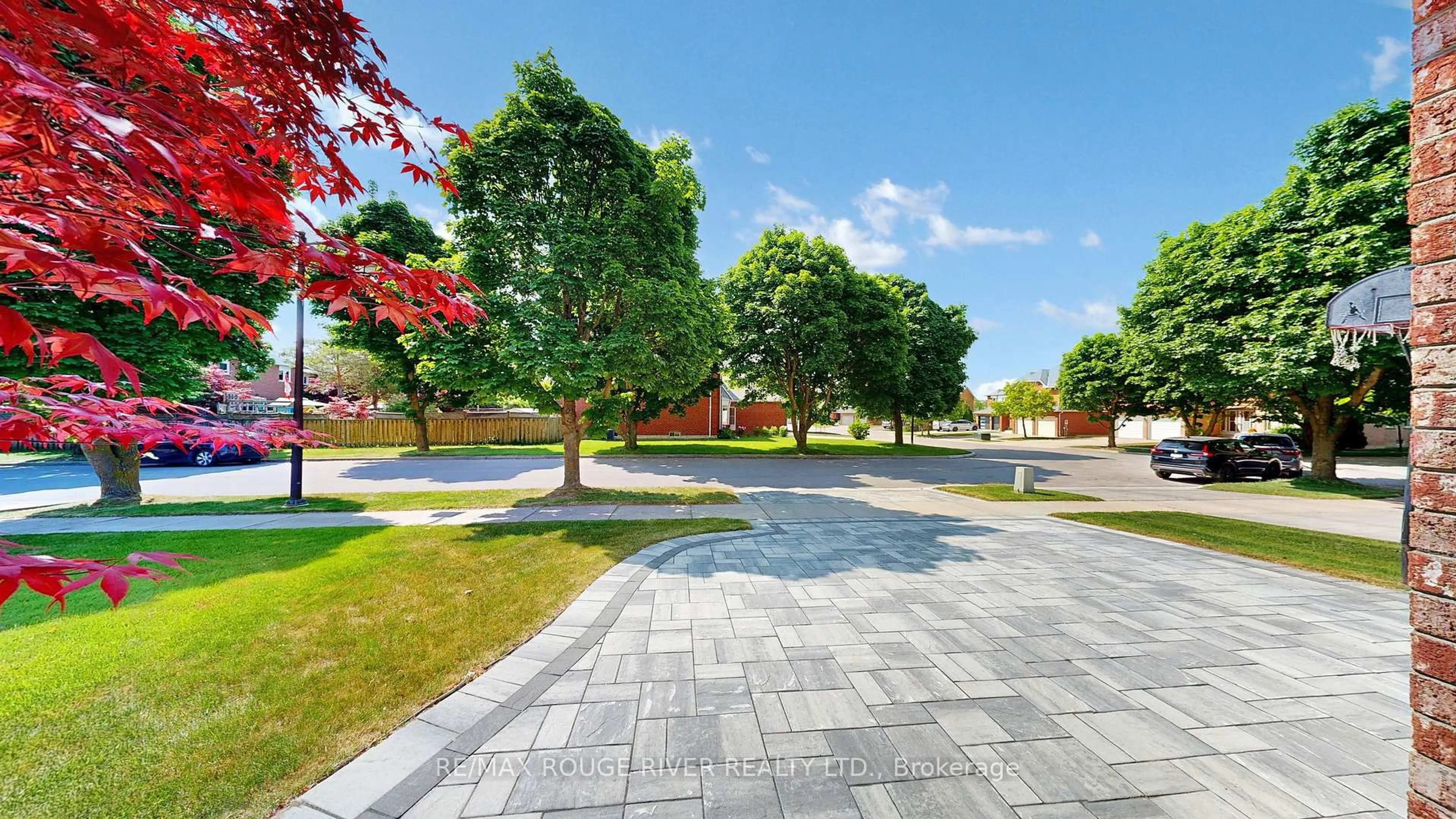 Patio, street for 8 Lismer Crt, Markham Ontario L3R 0G2