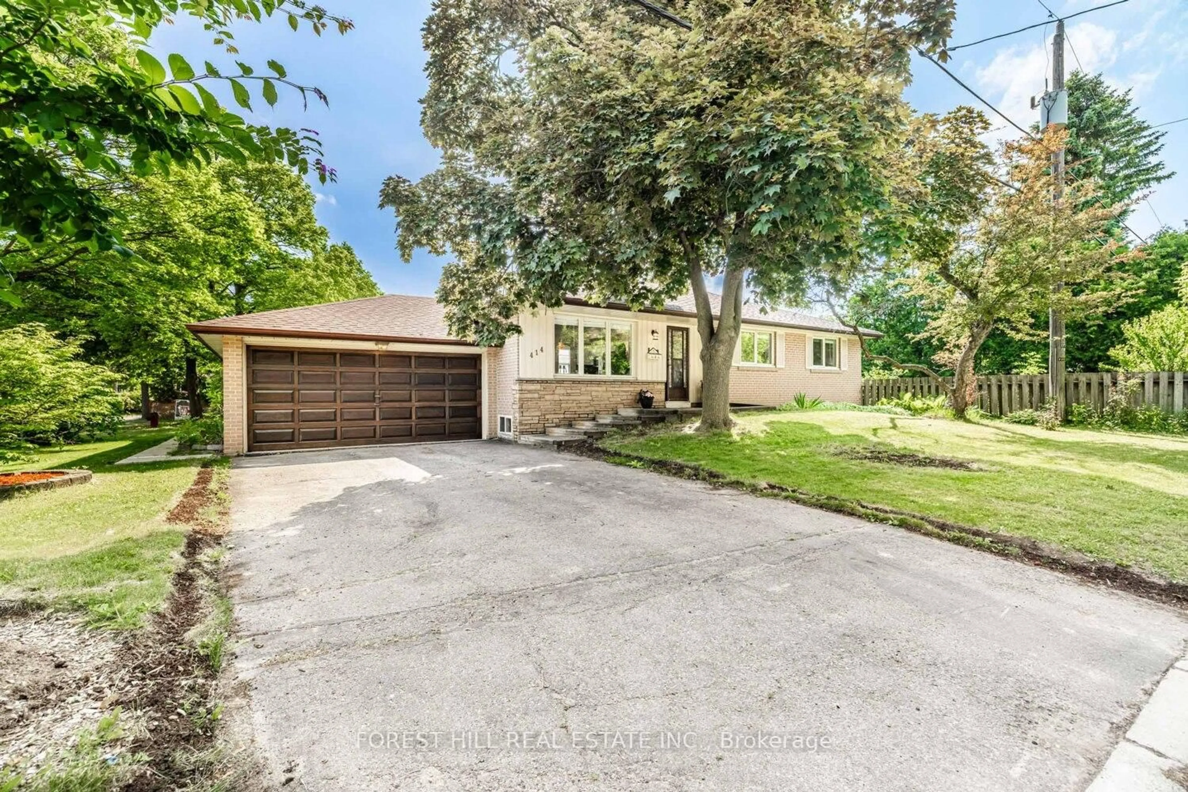 A pic from outside/outdoor area/front of a property/back of a property/a pic from drone, street for 414 Alper St, Richmond Hill Ontario L4C 2Z4
