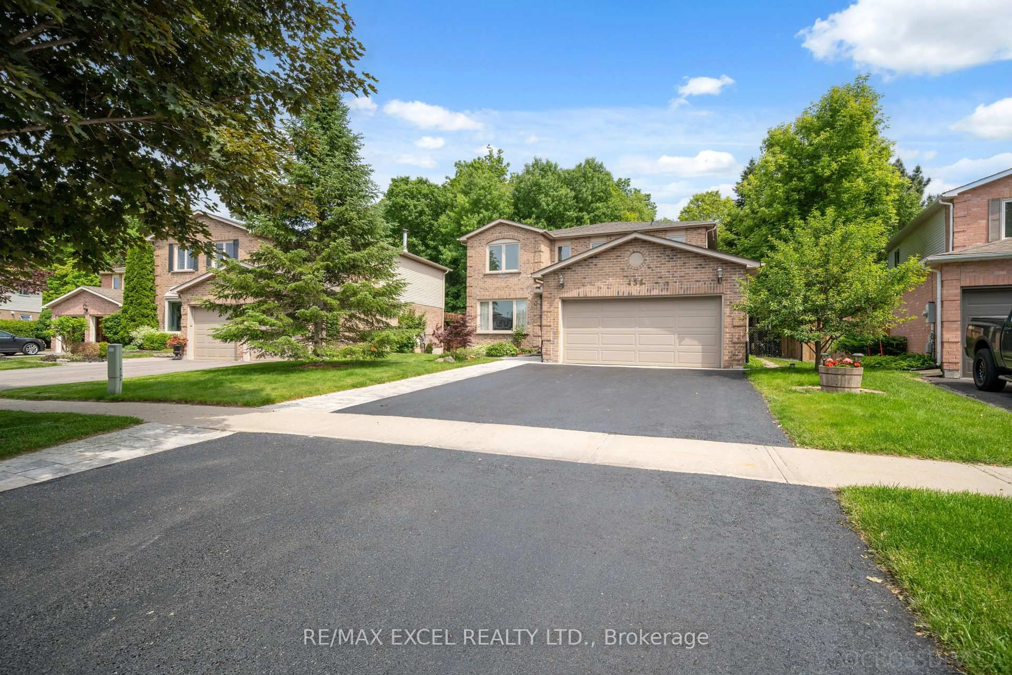 A pic from outside/outdoor area/front of a property/back of a property/a pic from drone, street for 455 Dorchester Crt, Newmarket Ontario L3Y 7Z7