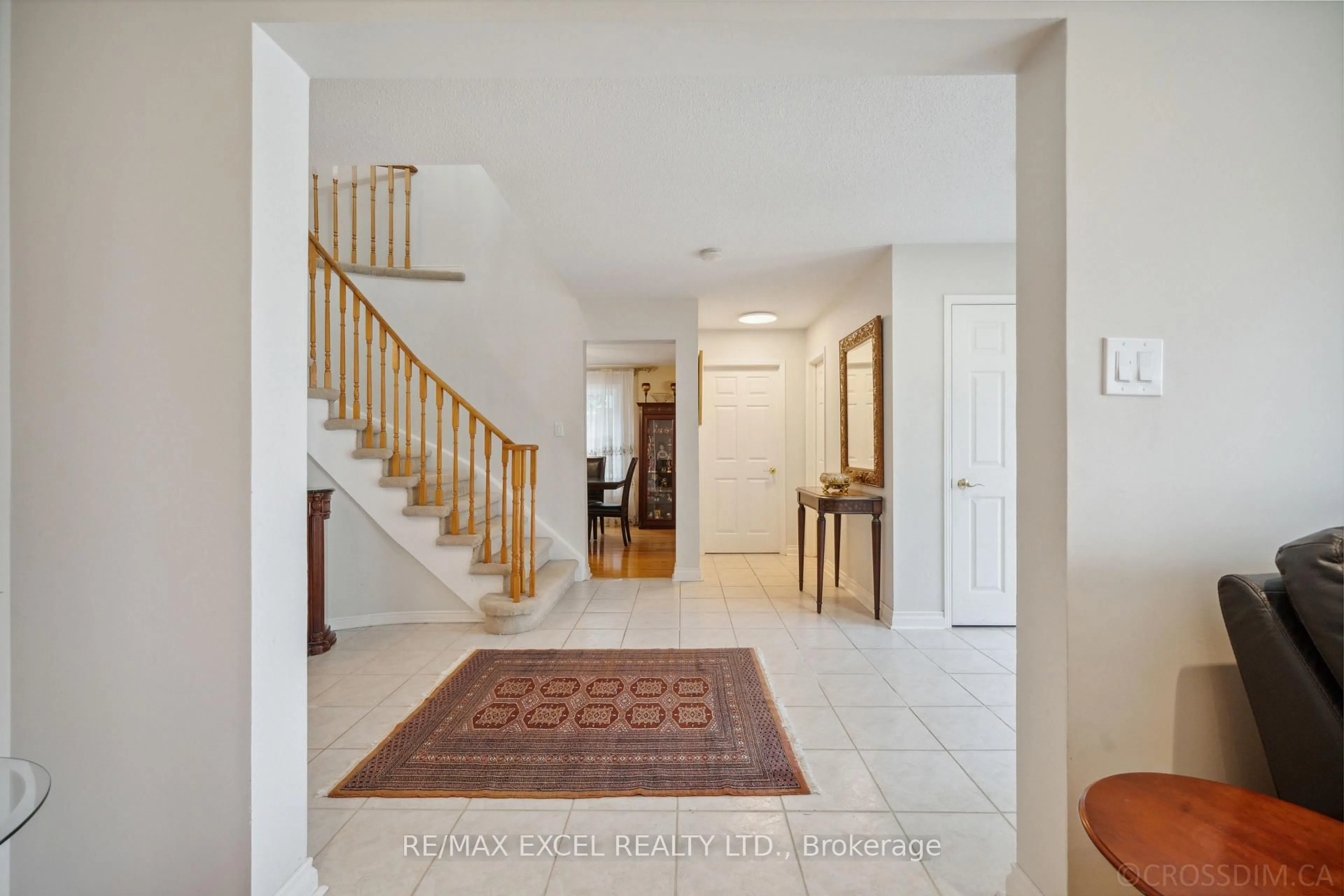 Indoor foyer for 455 Dorchester Crt, Newmarket Ontario L3Y 7Z7