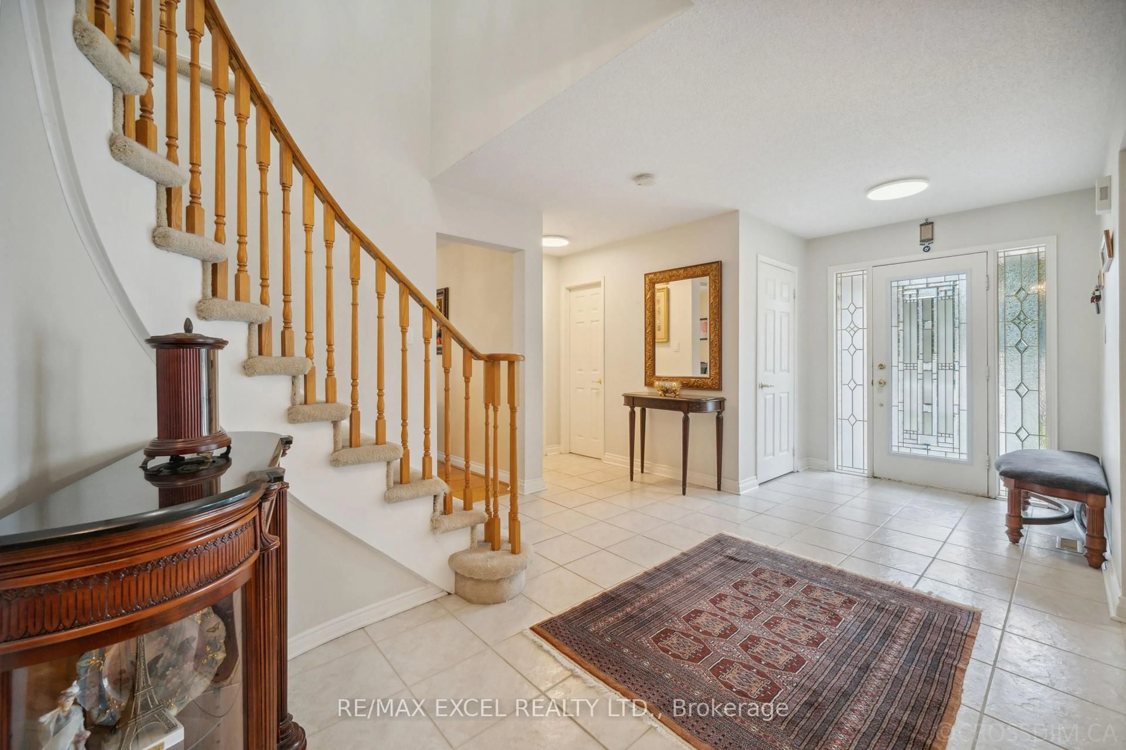 Indoor entryway for 455 Dorchester Crt, Newmarket Ontario L3Y 7Z7