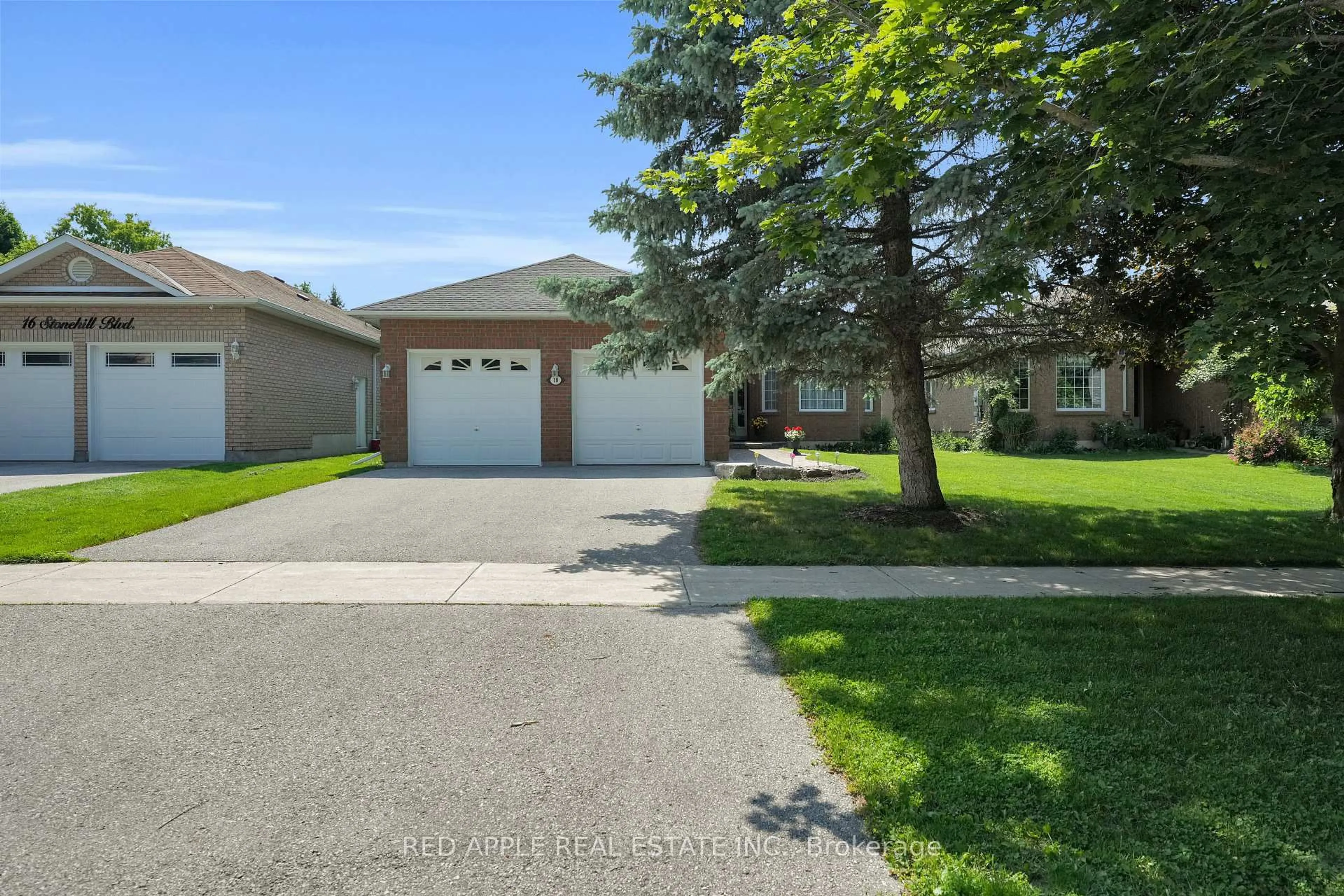 A pic from outside/outdoor area/front of a property/back of a property/a pic from drone, street for 18 Stonehill Blvd, East Gwillimbury Ontario L9N 1C9