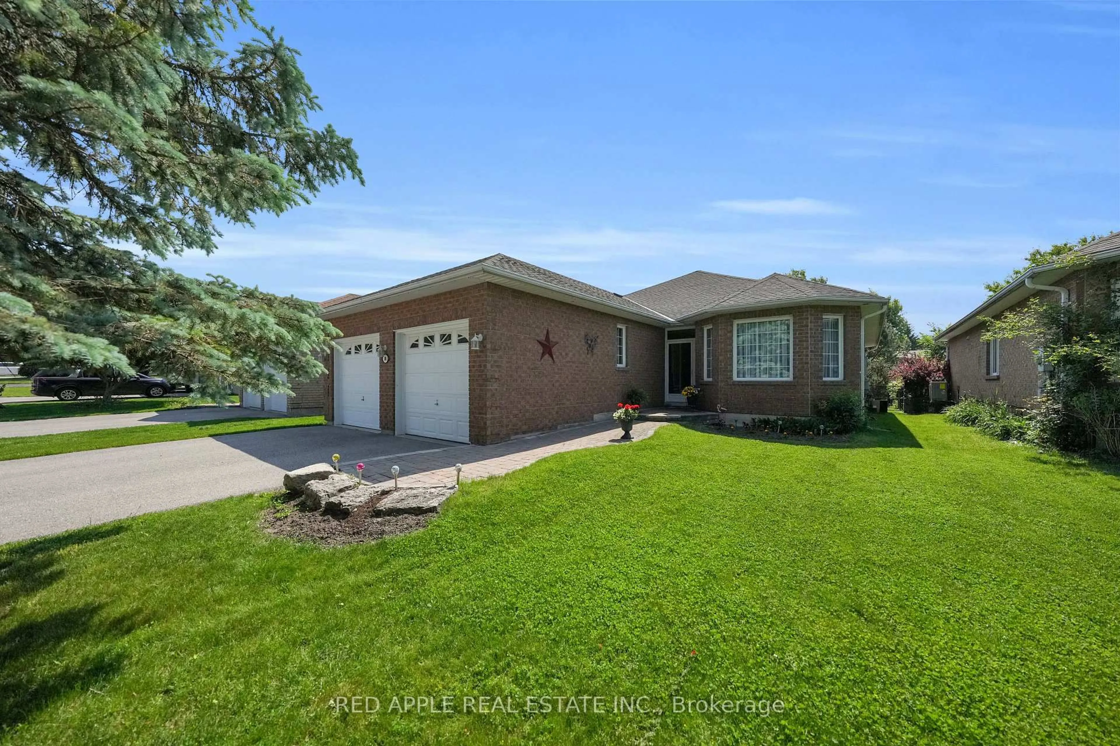 Home with brick exterior material, water/lake/river/ocean view for 18 Stonehill Blvd, East Gwillimbury Ontario L9N 1C9