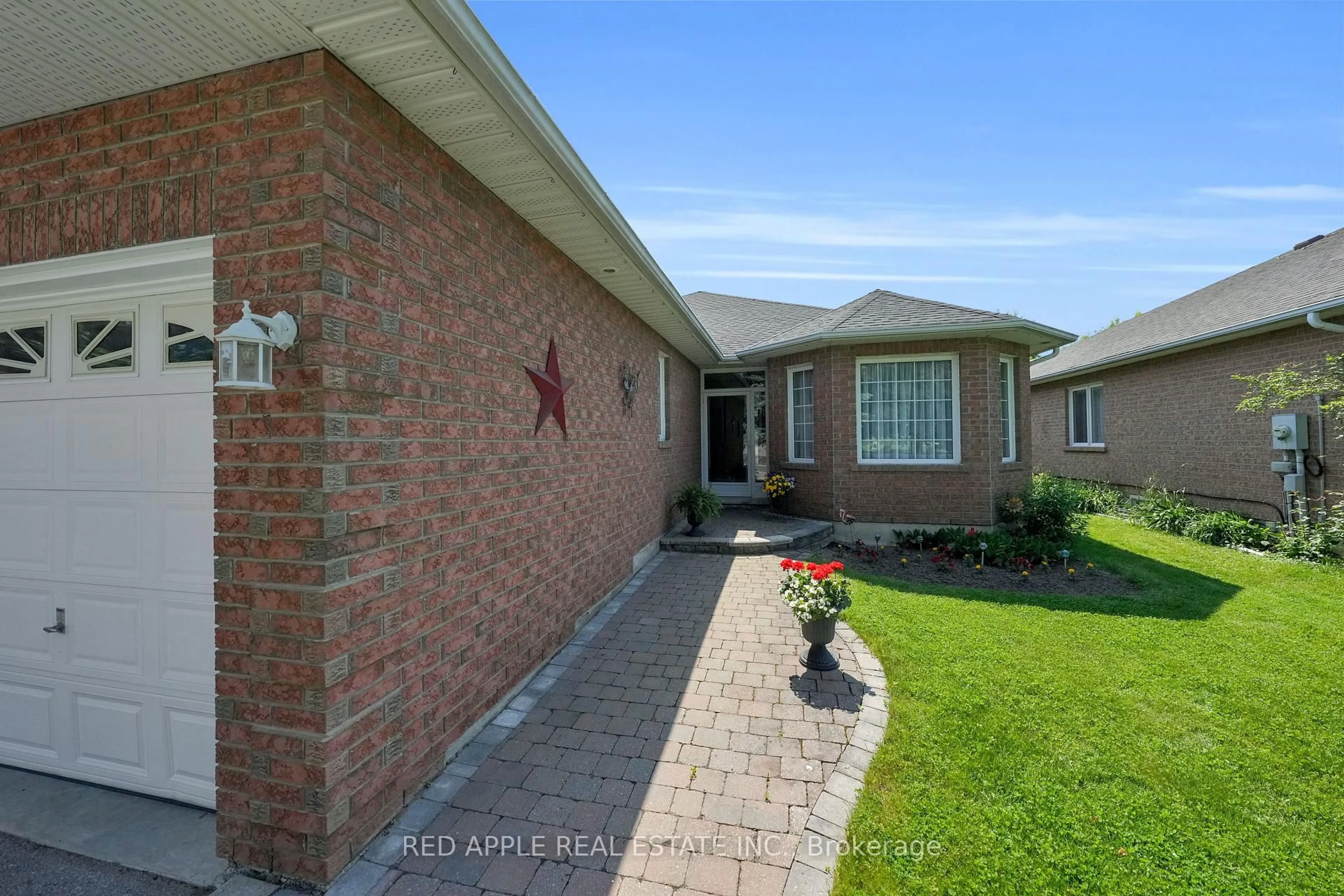 Home with brick exterior material, street for 18 Stonehill Blvd, East Gwillimbury Ontario L9N 1C9