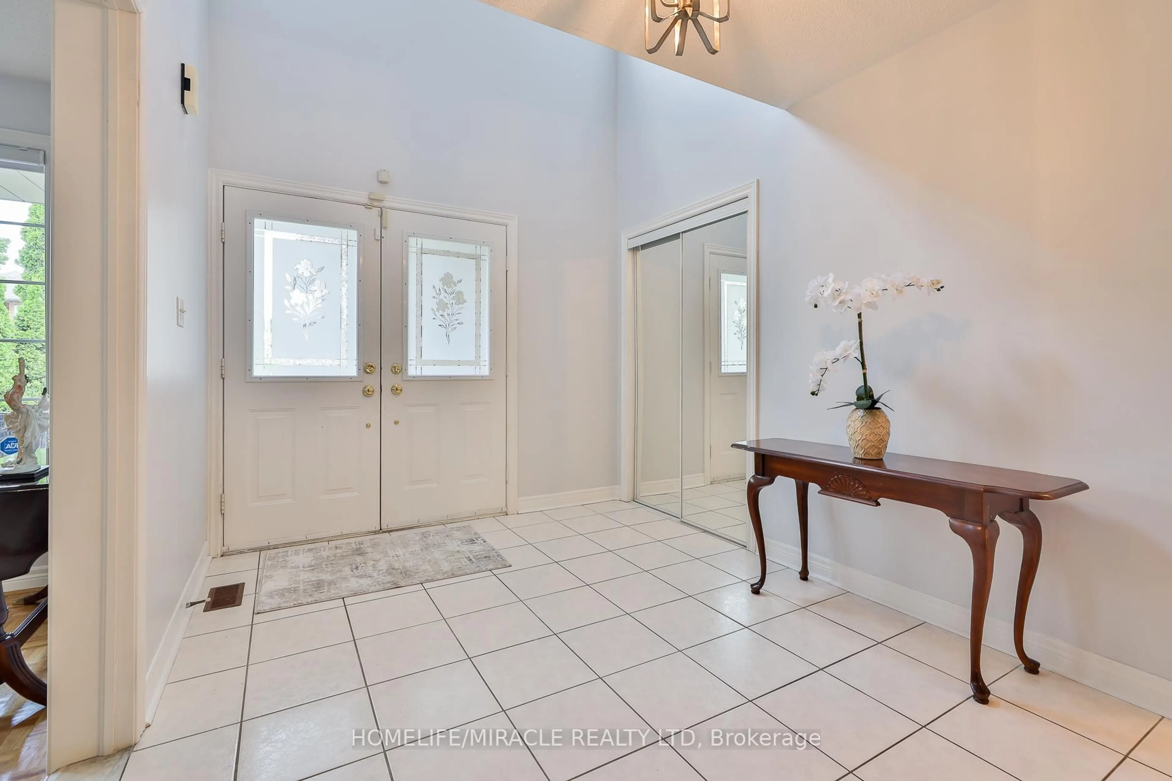 Indoor foyer for 8734 Martin Grove Rd, Vaughan Ontario L4H 1G2