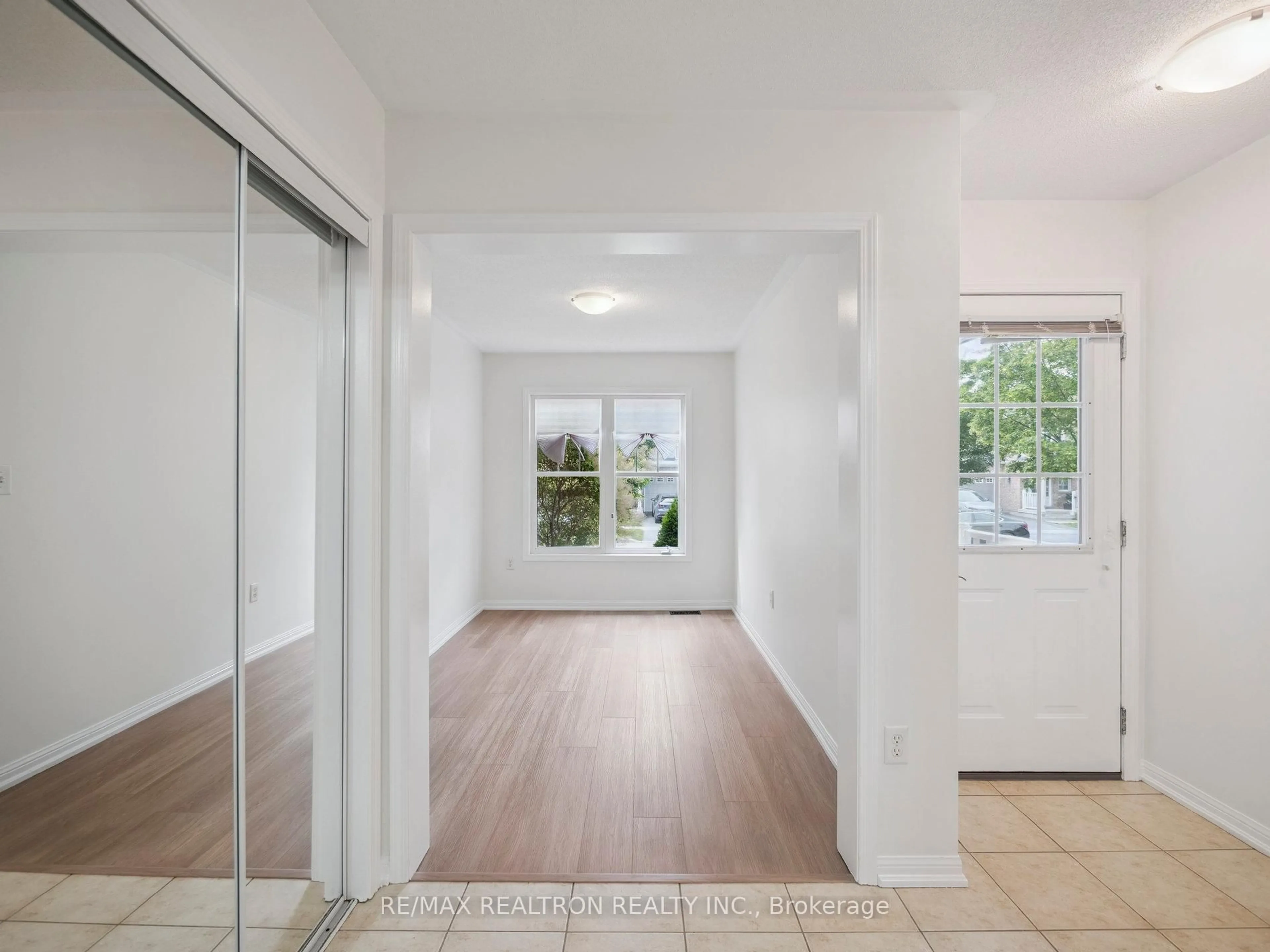 Indoor entryway for 21 Dougherty Cres, Whitchurch-Stouffville Ontario L4A 0A1