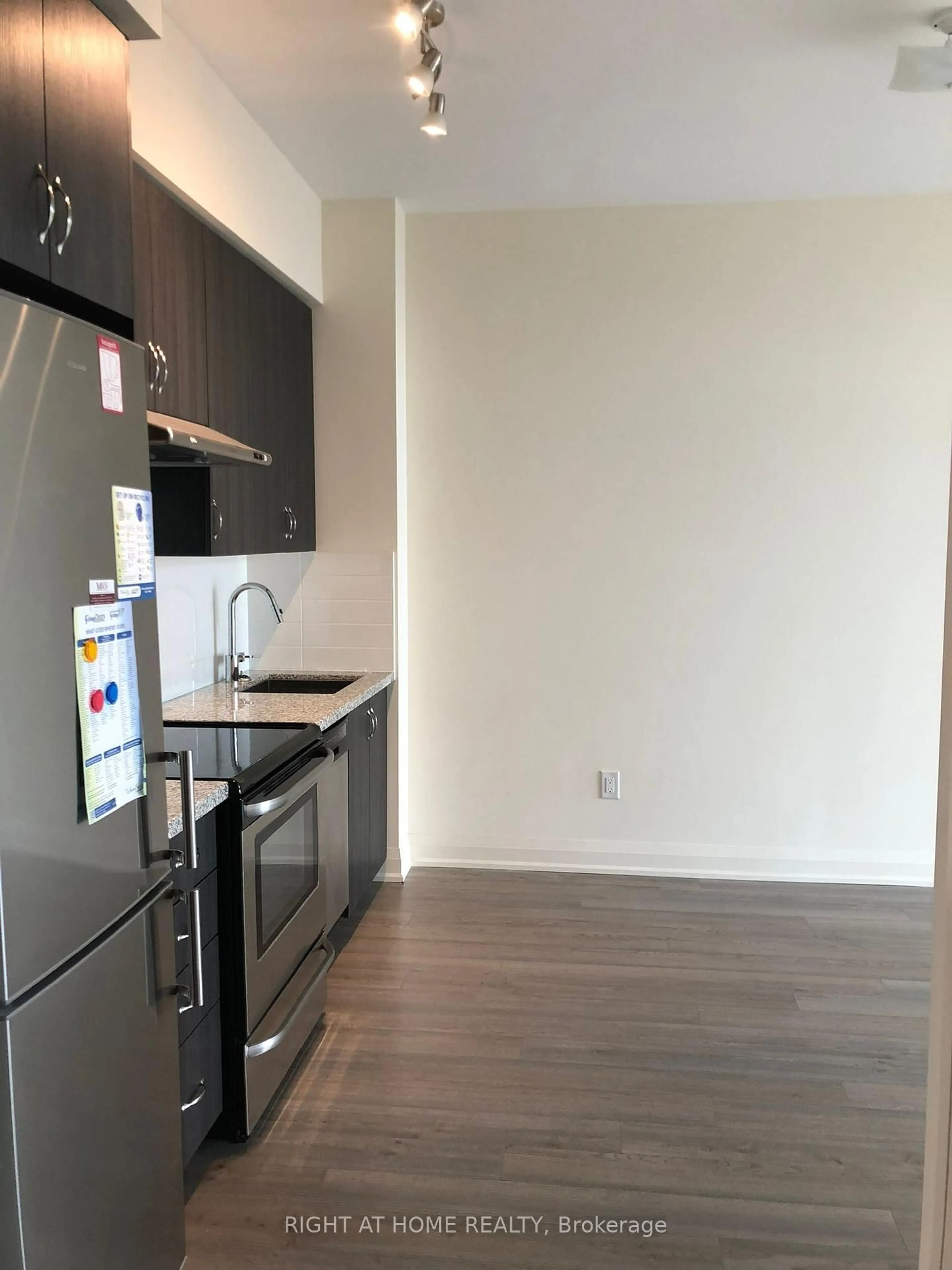 Standard kitchen, unknown for 8763 Bayview Ave #326, Richmond Hill Ontario L4B 3V1