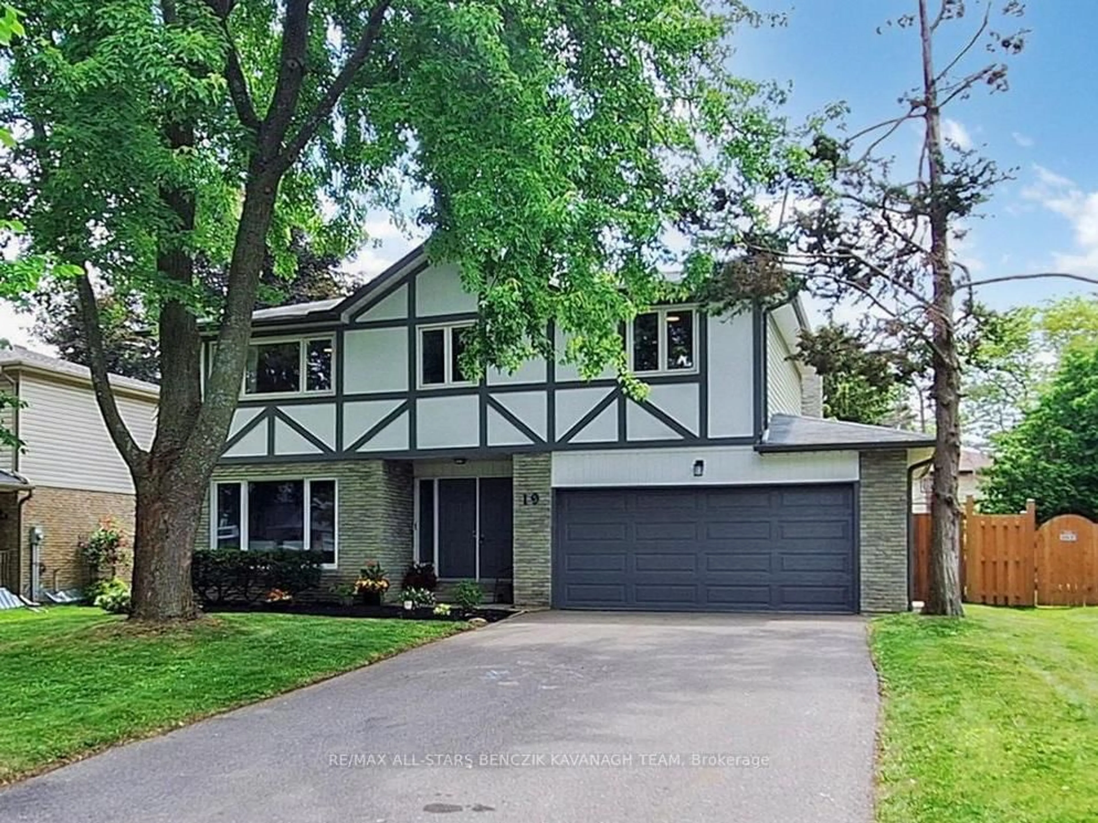 Home with vinyl exterior material, street for 19 Elm Lea St, Markham Ontario L3P 3M8