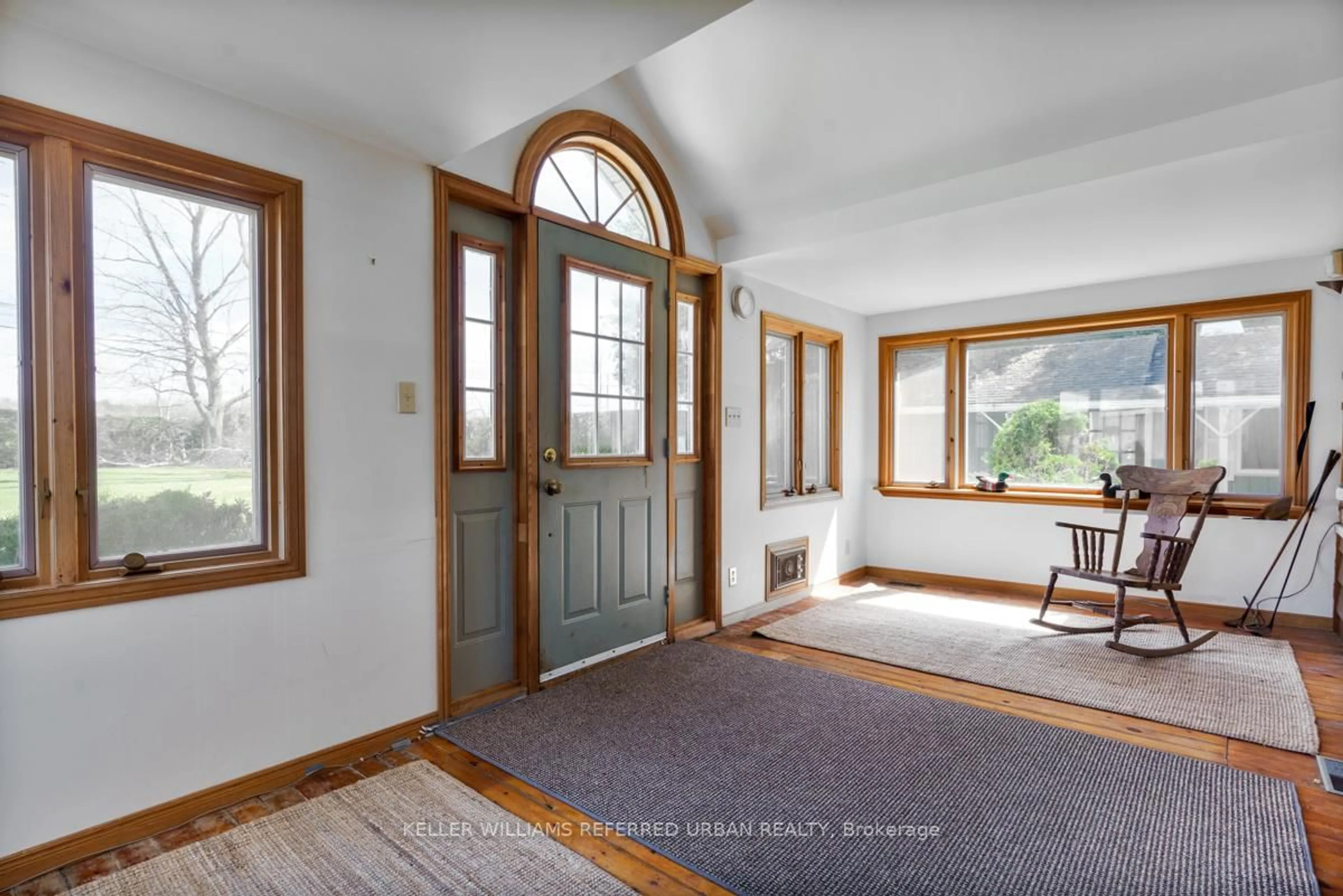 Indoor entryway for 26950 Cedarhurst Beach Rd, Brock Ontario L0K 1A0