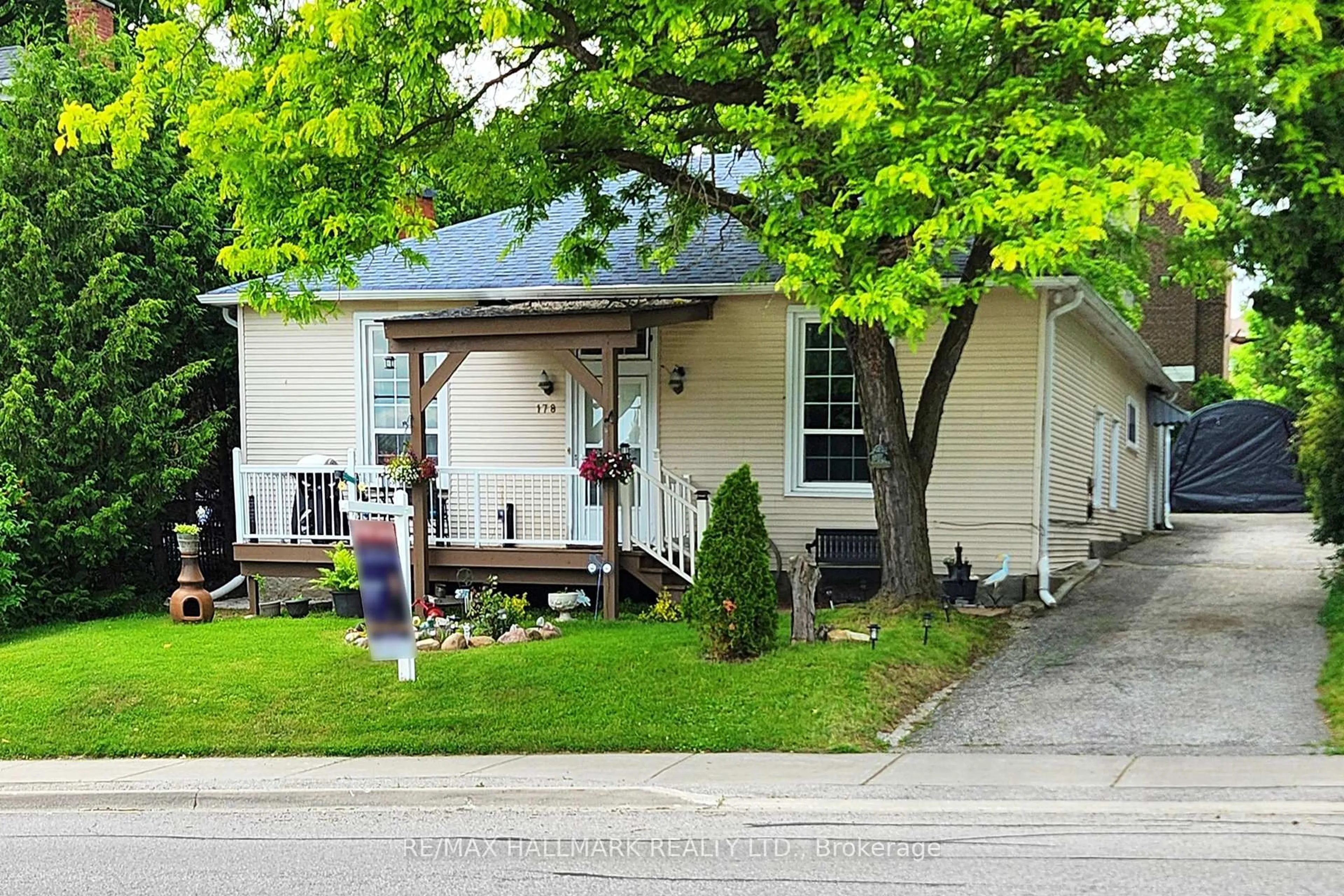 A pic from outside/outdoor area/front of a property/back of a property/a pic from drone, street for 178 Barrie St, Bradford West Gwillimbury Ontario L3Z 1R6