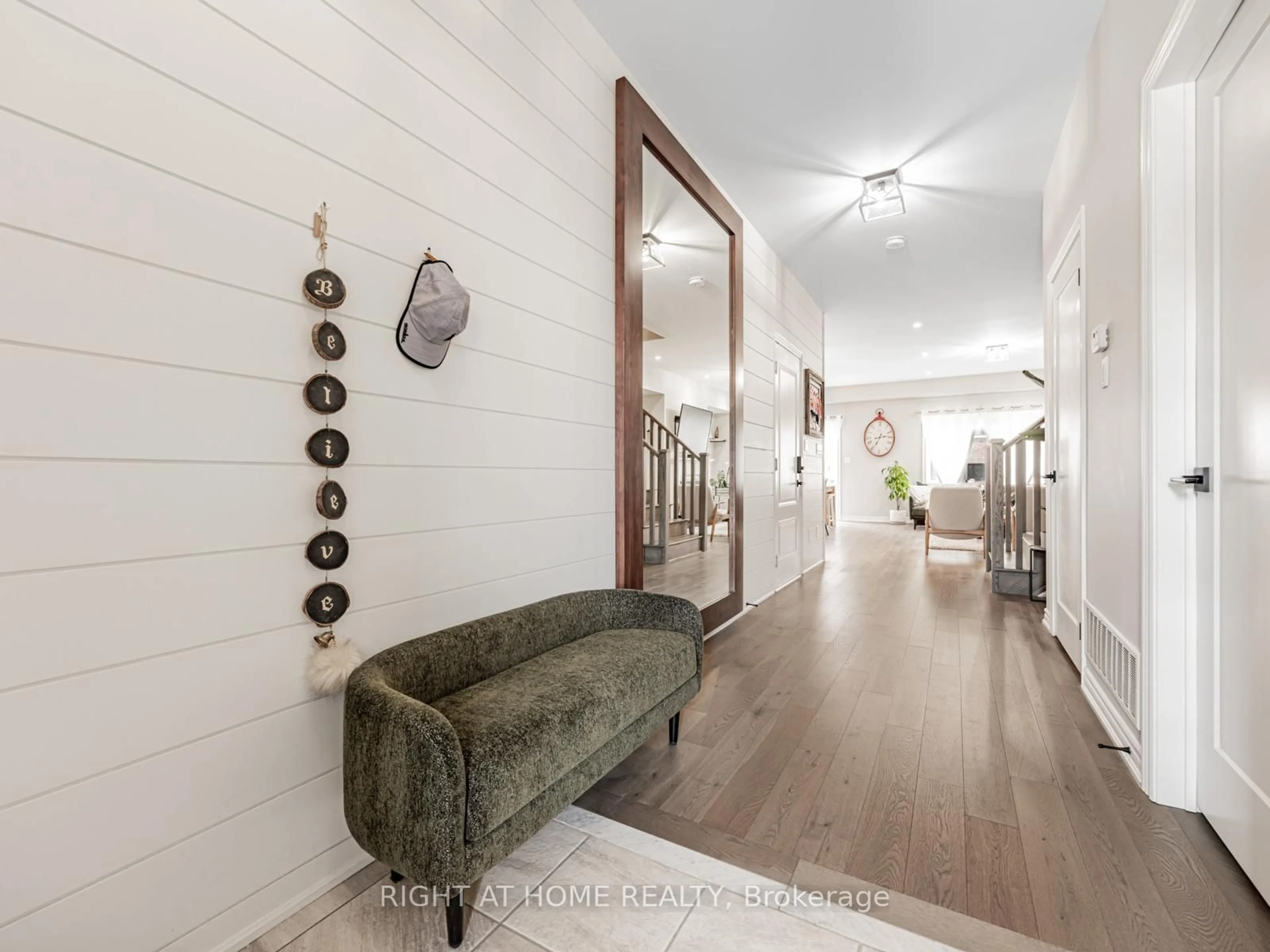 Indoor entryway for 7 Harry Thornton Lane, Uxbridge Ontario L9P 0E9