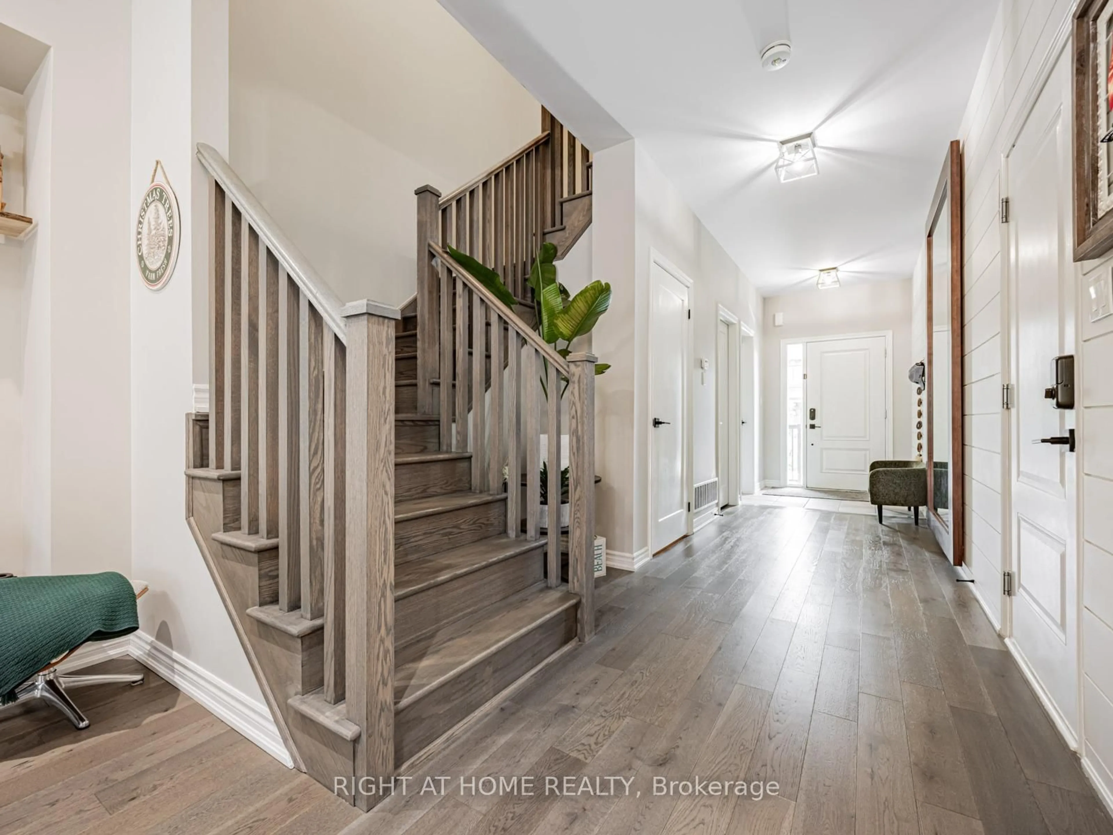 Indoor entryway for 7 Harry Thornton Lane, Uxbridge Ontario L9P 0E9