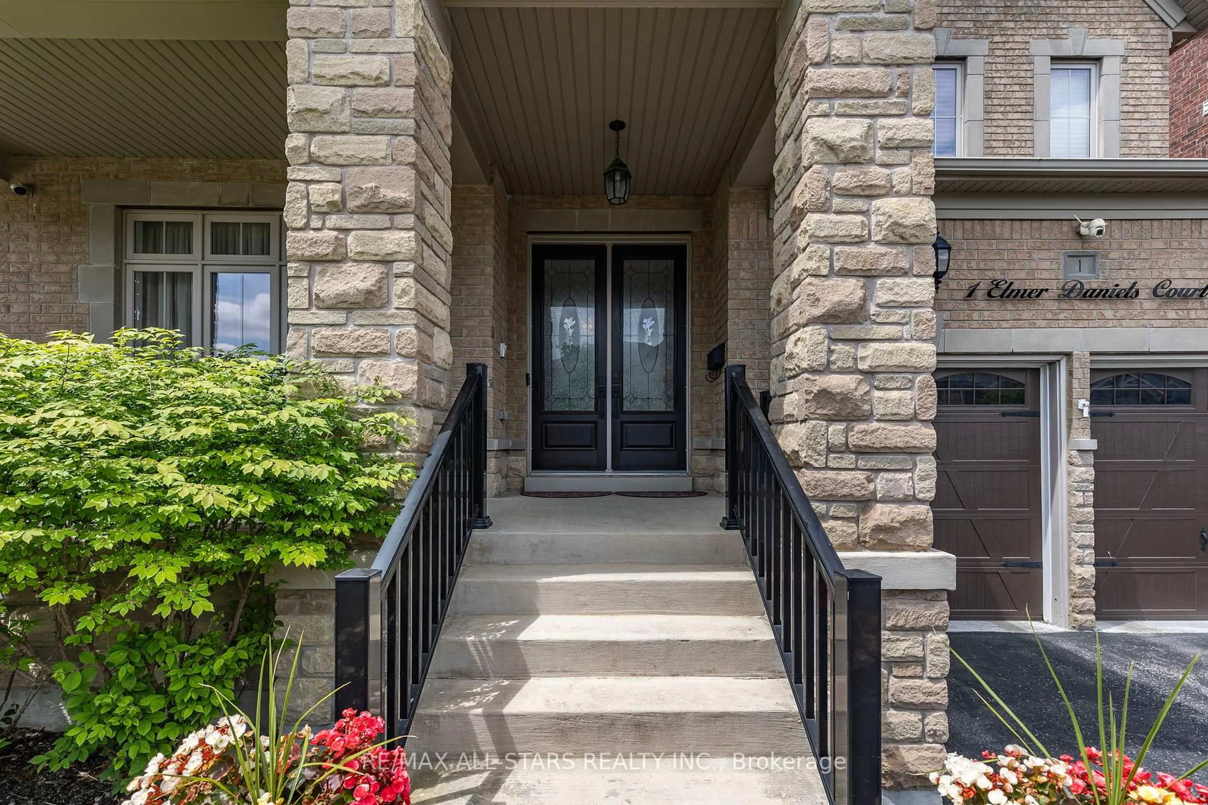 Indoor entryway for 1 Elmer Daniels Crt, Whitchurch-Stouffville Ontario L4A 1V6