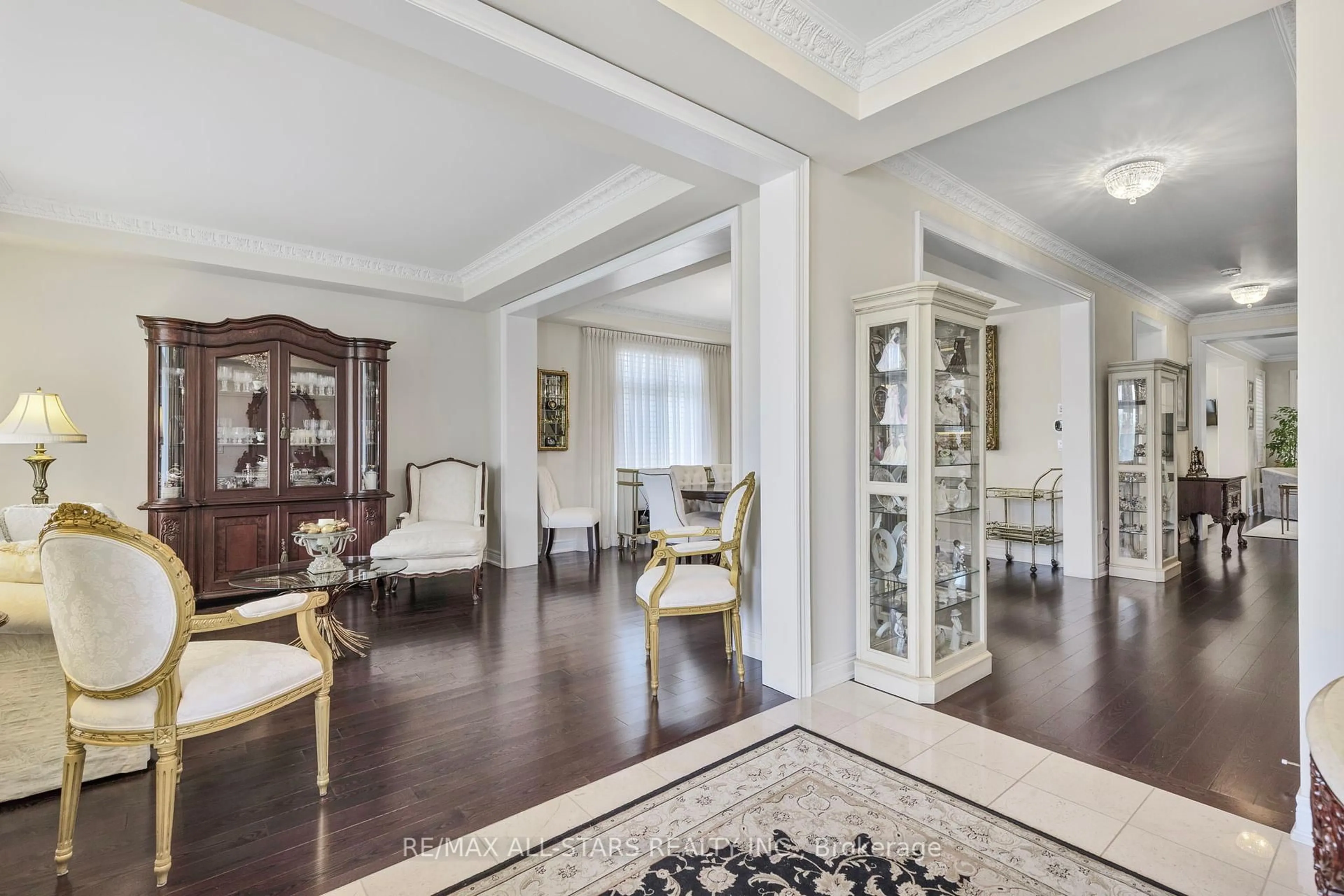 Indoor foyer for 1 Elmer Daniels Crt, Whitchurch-Stouffville Ontario L4A 1V6