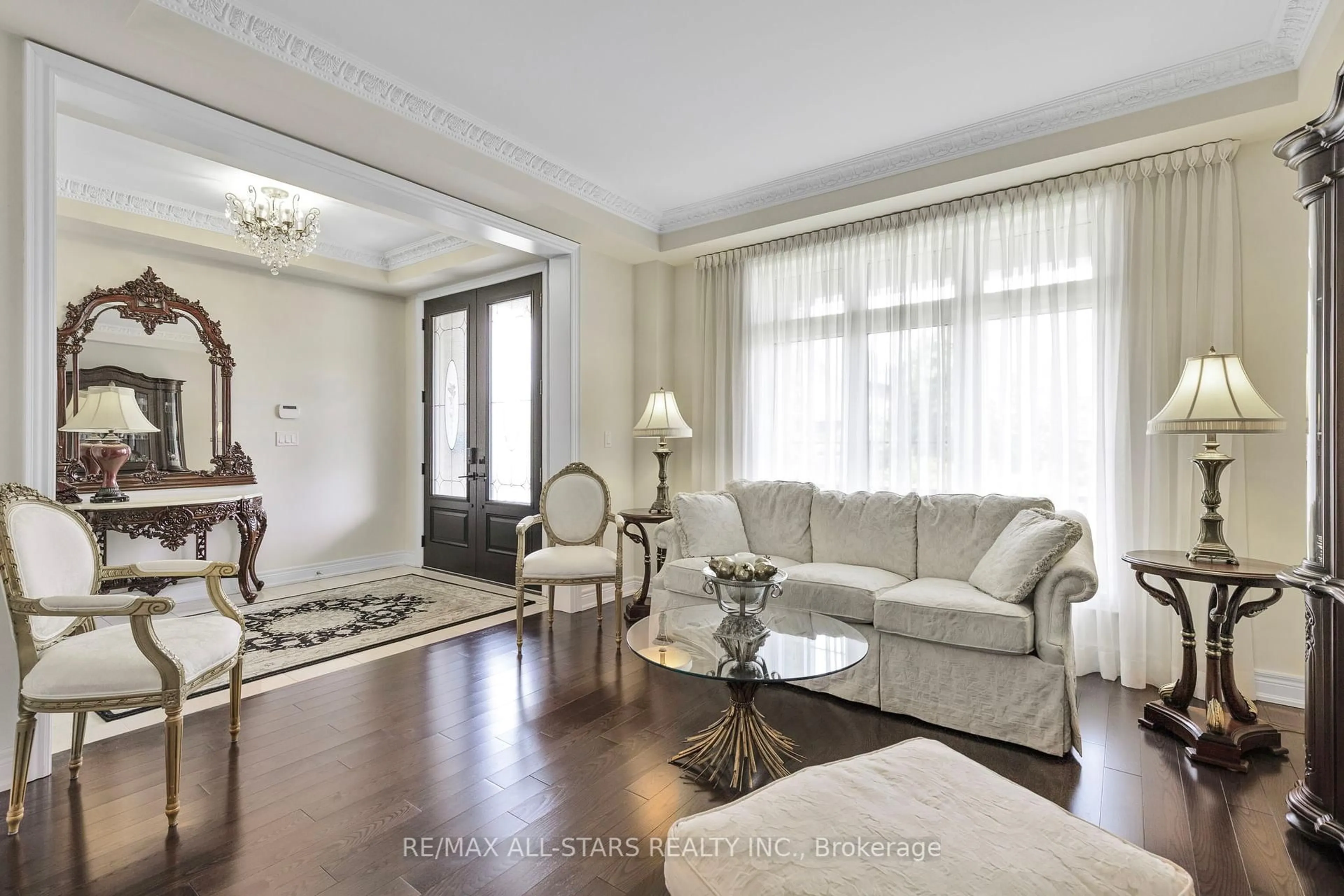 Living room with furniture, unknown for 1 Elmer Daniels Crt, Whitchurch-Stouffville Ontario L4A 1V6