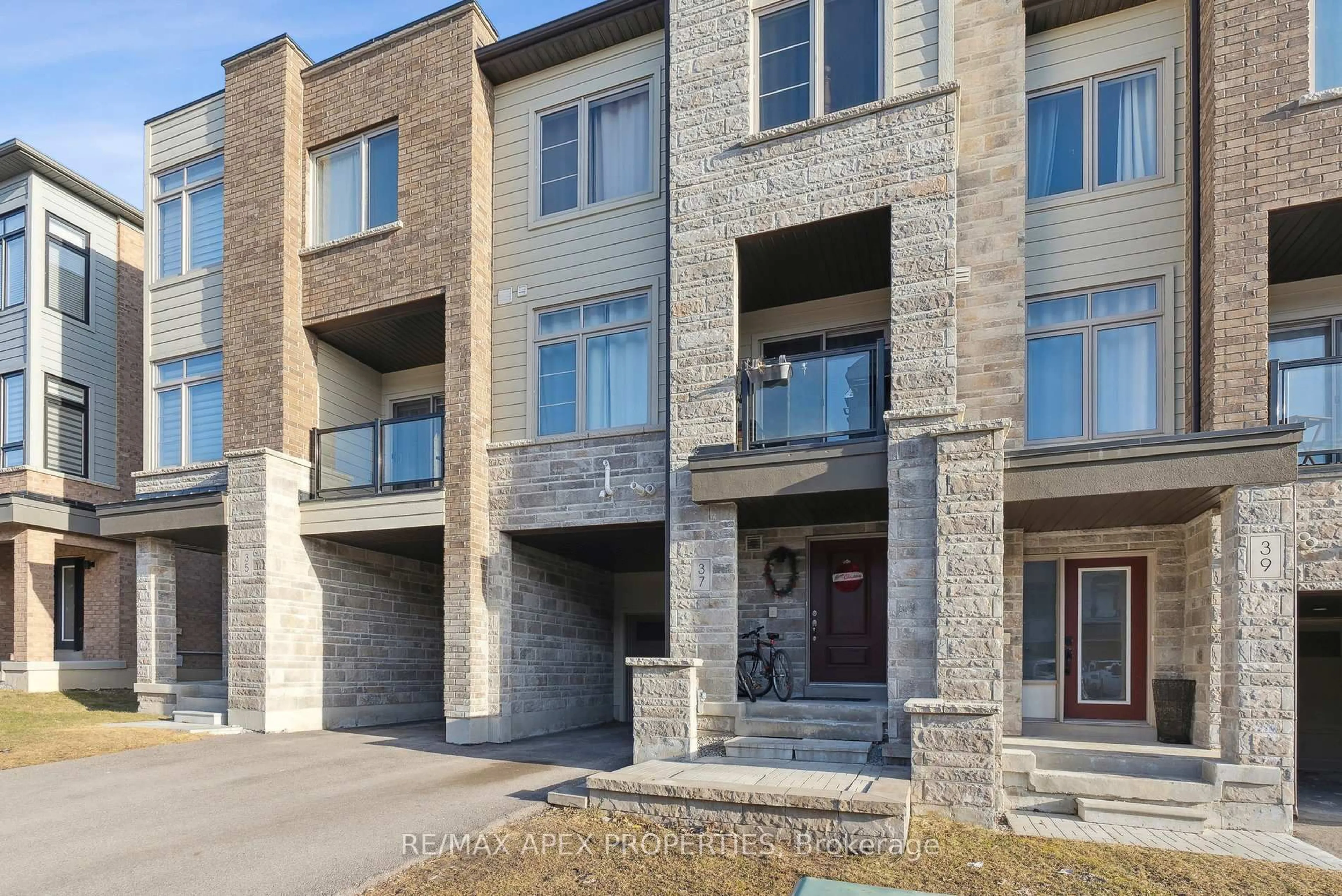 Home with brick exterior material, street for 37 Vantage Loop, Newmarket Ontario L3X 0K6