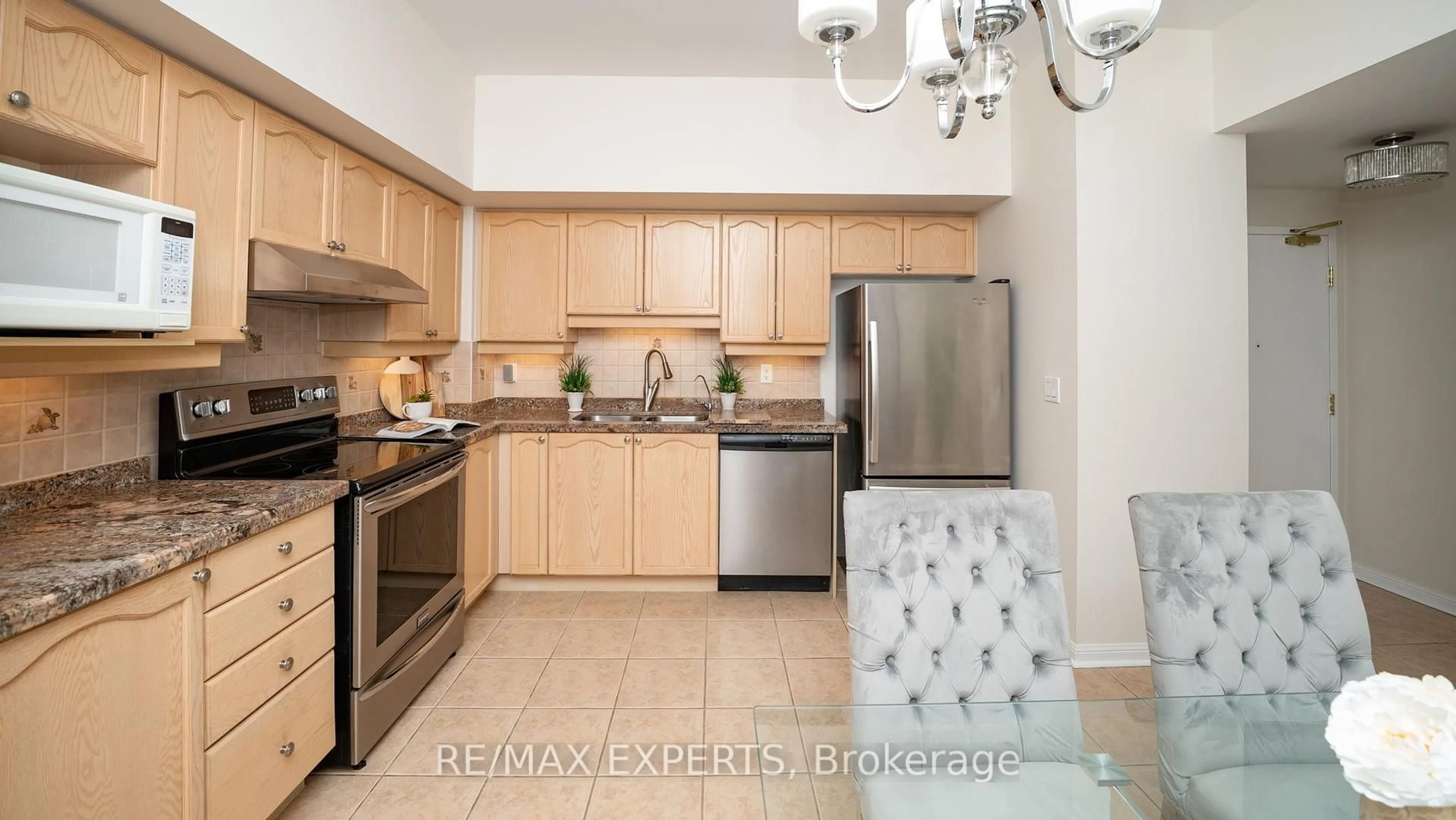 Open concept kitchen, ceramic/tile floor for 2500 Rutherford Rd #Unit 516, Vaughan Ontario L4K 5N7