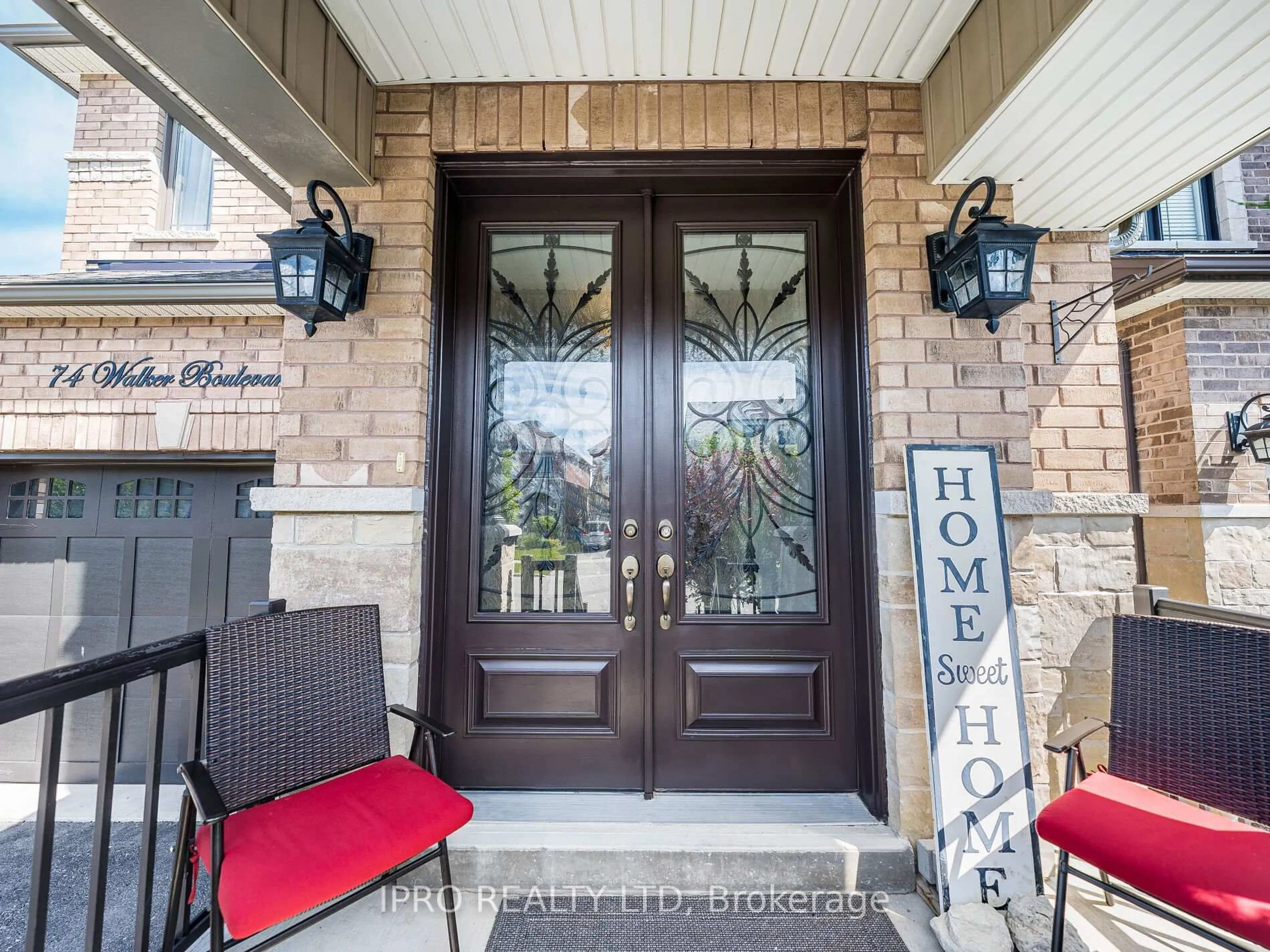 Indoor entryway for 74 Walker Blvd, New Tecumseth Ontario L9R 0N3