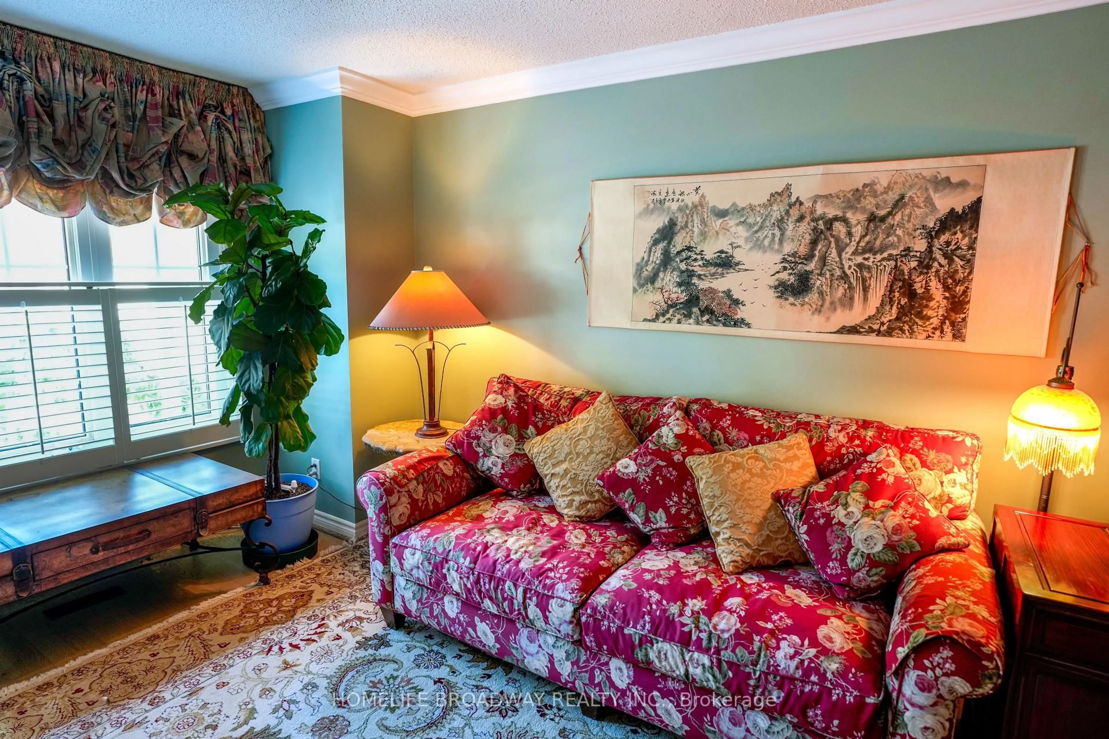 Living room with furniture, carpet floor for 176 Rosedale Heights Dr, Vaughan Ontario L4J 4W4